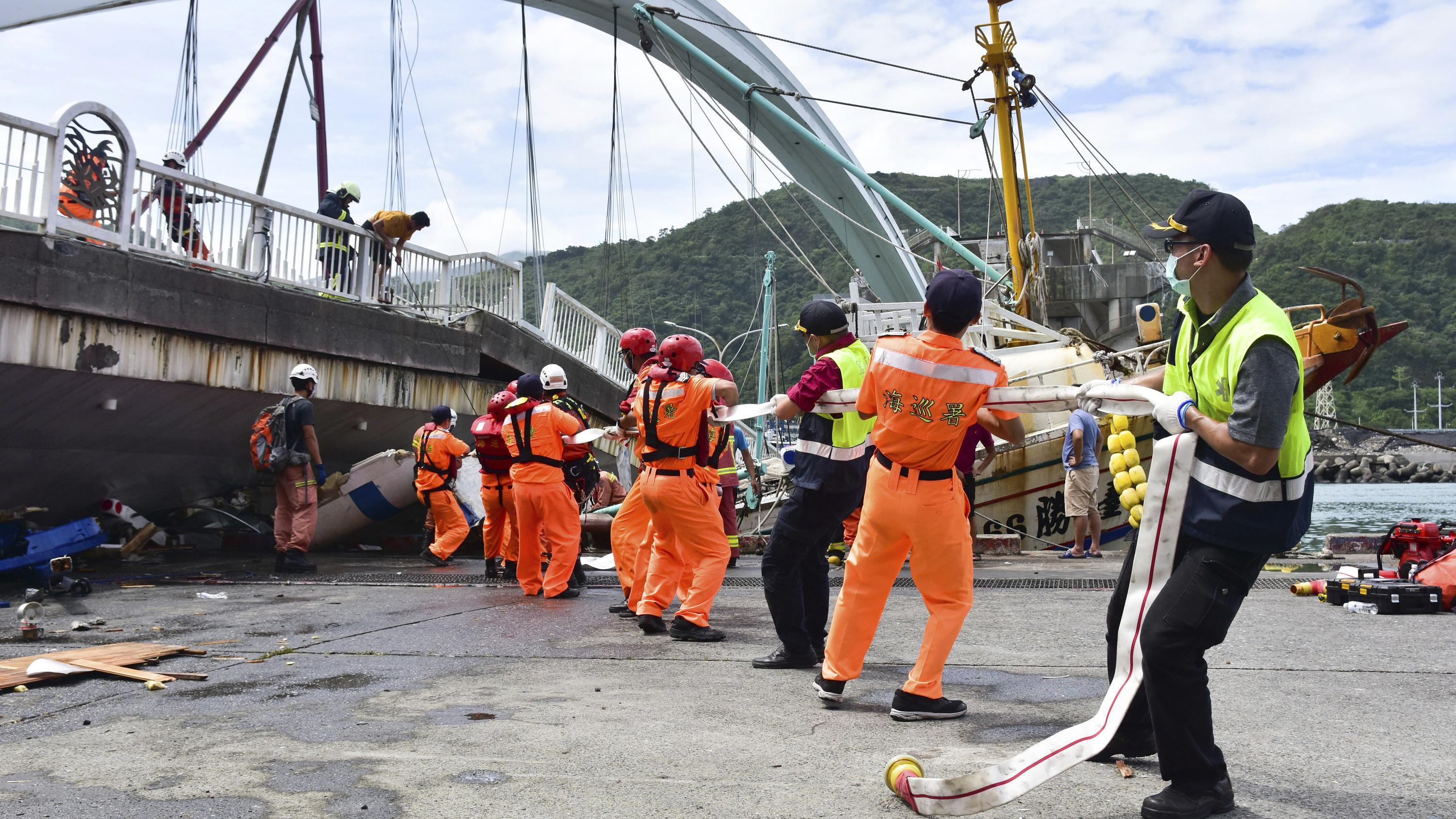 Brücke in Taiwan eingestürzt: Mindestens vier Tote 01.10.2019, Taiwan, Nanfangao: Feuerwehrleute und Rettungskräfte arbeiten am Unfallort nach dem Einsturz einer Brücke. Taifun «Mitag» hat in Taiwan eine Brücke einstürzen lassen und auch weitere schwere Schäden hervorgerufen. Nach Angaben der Nationa