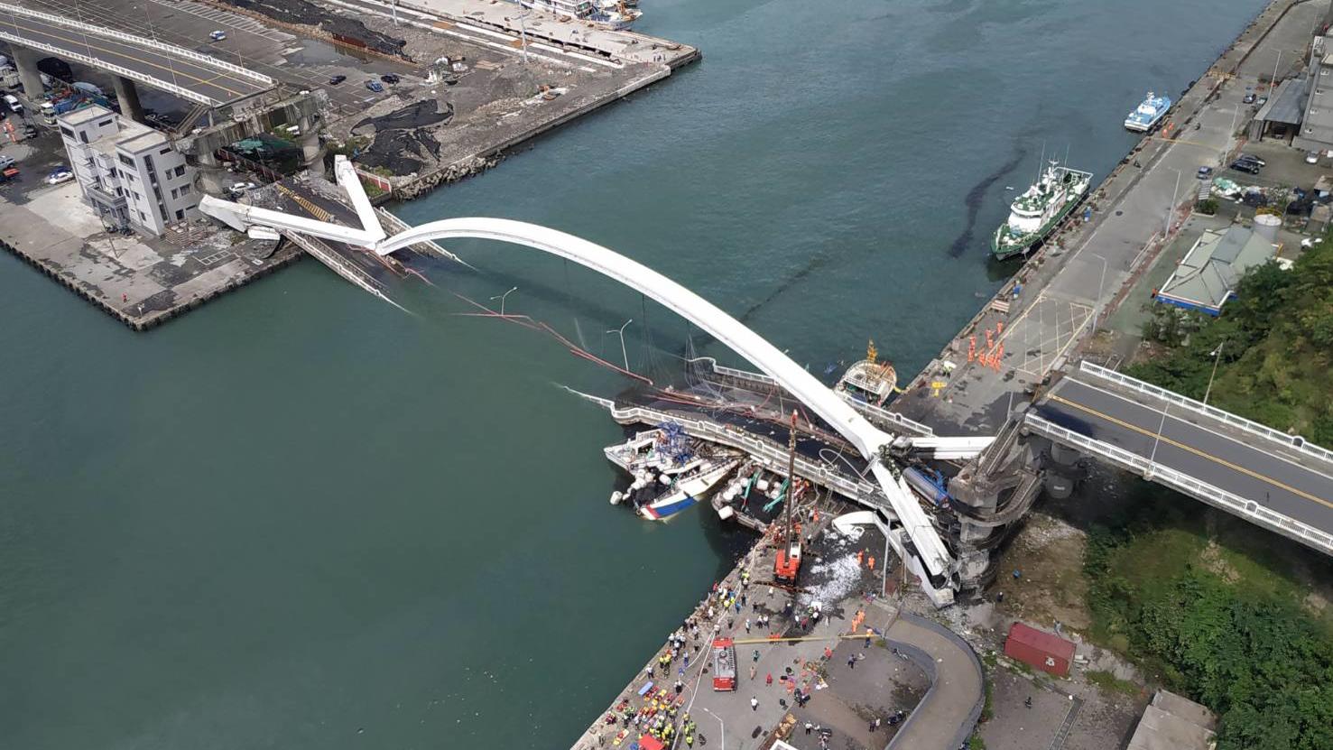 Brücke in Taiwan eingestürzt: Mindestens vier Tote HANDOUT - 01.10.2019, Taiwan, Nanfangao: Dieses von der Nationalen Feuerwehr Taiwan zur Verfügung gestellte Foto zeigt in einer Luftaufnahme den Blick auf eine eingestürzte Brücke. Taifun «Mitag» hat in Taiwan eine Brücke einstürzen lassen und auch w
