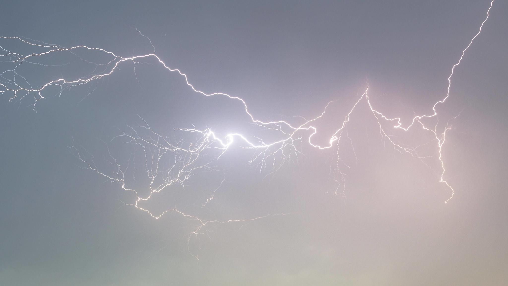 Unwetter Mittelmeer: Italien und Griechenland erwischt es schon wieder Gewitter mit mehreren Blitzen, bei Lahr im Schwarzwald, Baden-Württemberg, Deutschland, Europa Copyright: imageBROKER/StefanxArendt ibxsta04303450.jpg Bitte beachten Sie die gesetzlichen Bestimmungen des deutschen Urheberrechtes hinsichtlich der Name