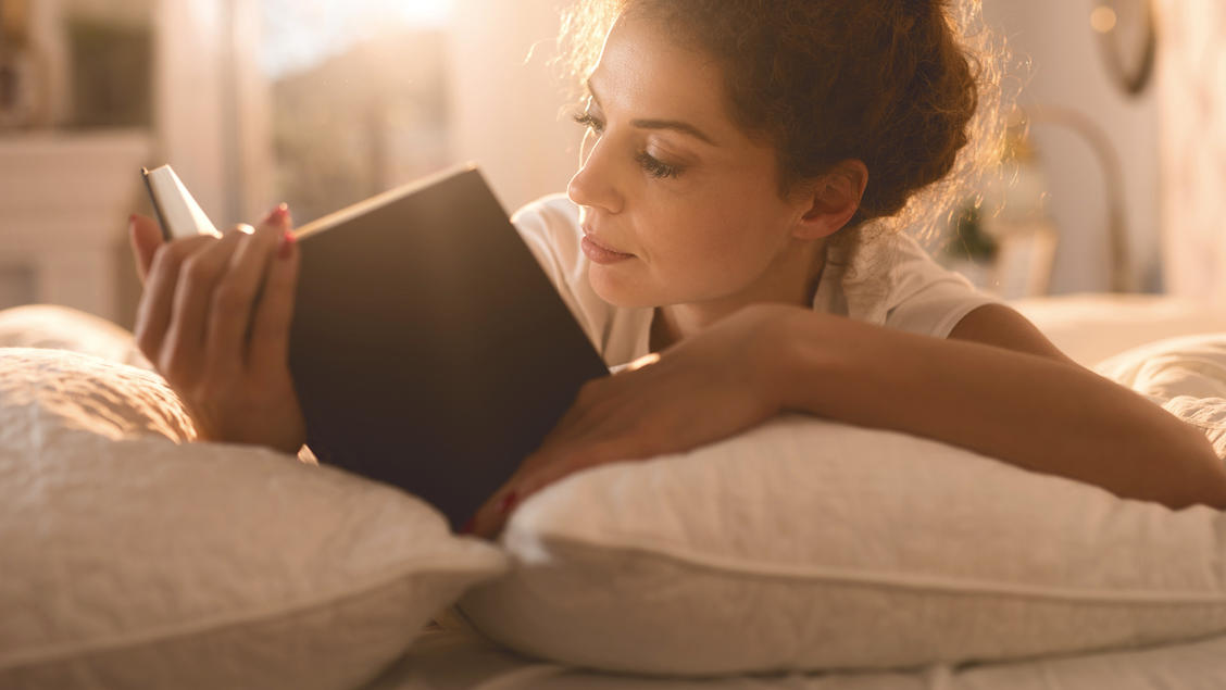 Amazon-Charts: Die 5 Buch-Bestseller der Woche zum 6. Oktober Eine Frau liest ein Buch