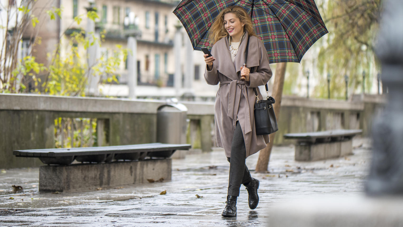 Mit diesen Herbst-Trends trotzen wir Regen und Wind Frau mit Regenschirm im Herbst