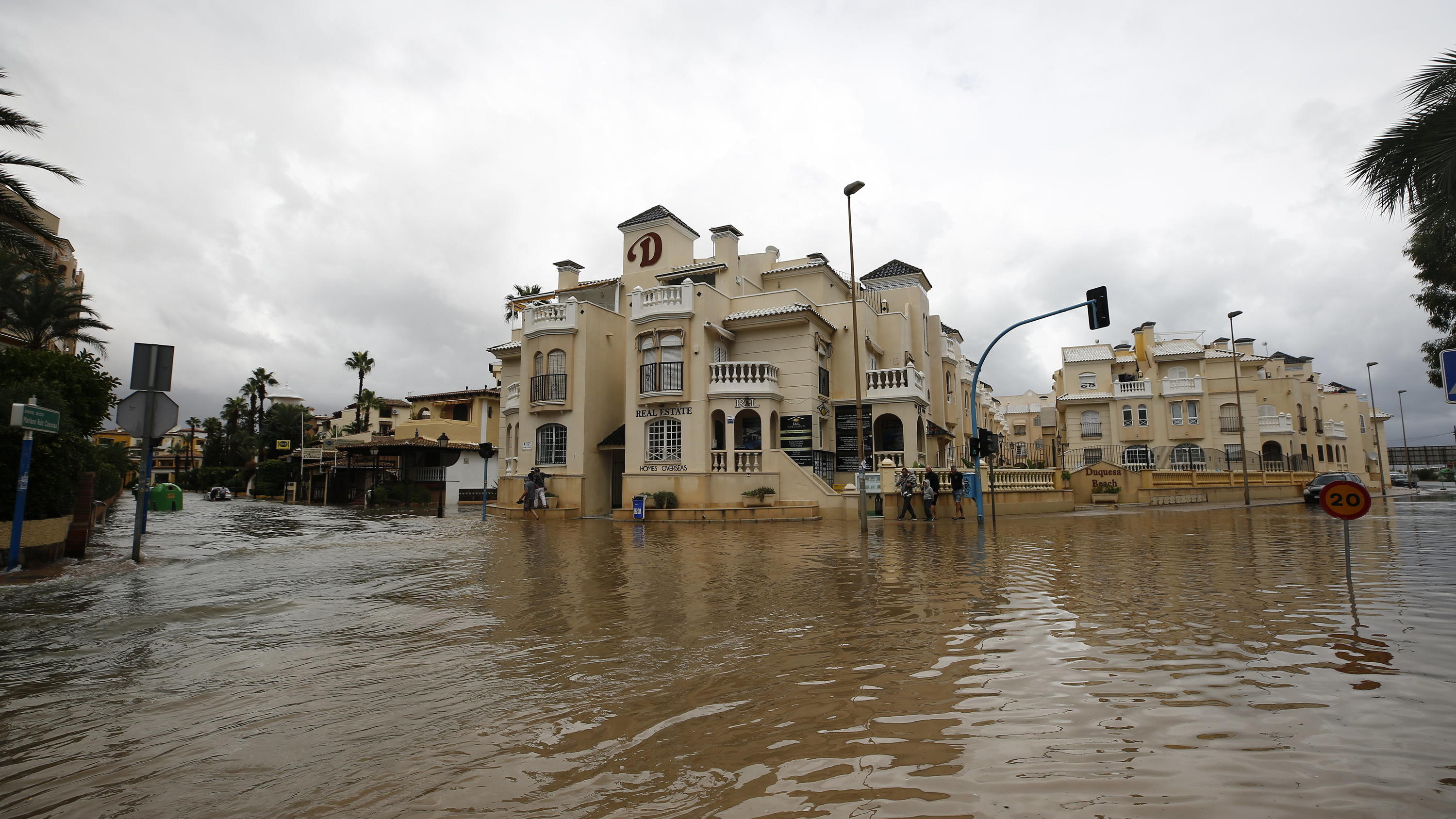 Mittelmeer vom Klimawandel stärker bedroht als andere Regionen ARCHIV - 12.09.2019, Spanien, Torrevieja: Menschen gehen nach Unwettern und Regenfällen eine überflutete Straße von Torrevieja entlang. Die Mittelmeerregion wird nach Expertenangaben von Erderwärmung und Klimawandel wie kaum ein anderes Gebiet des Pl