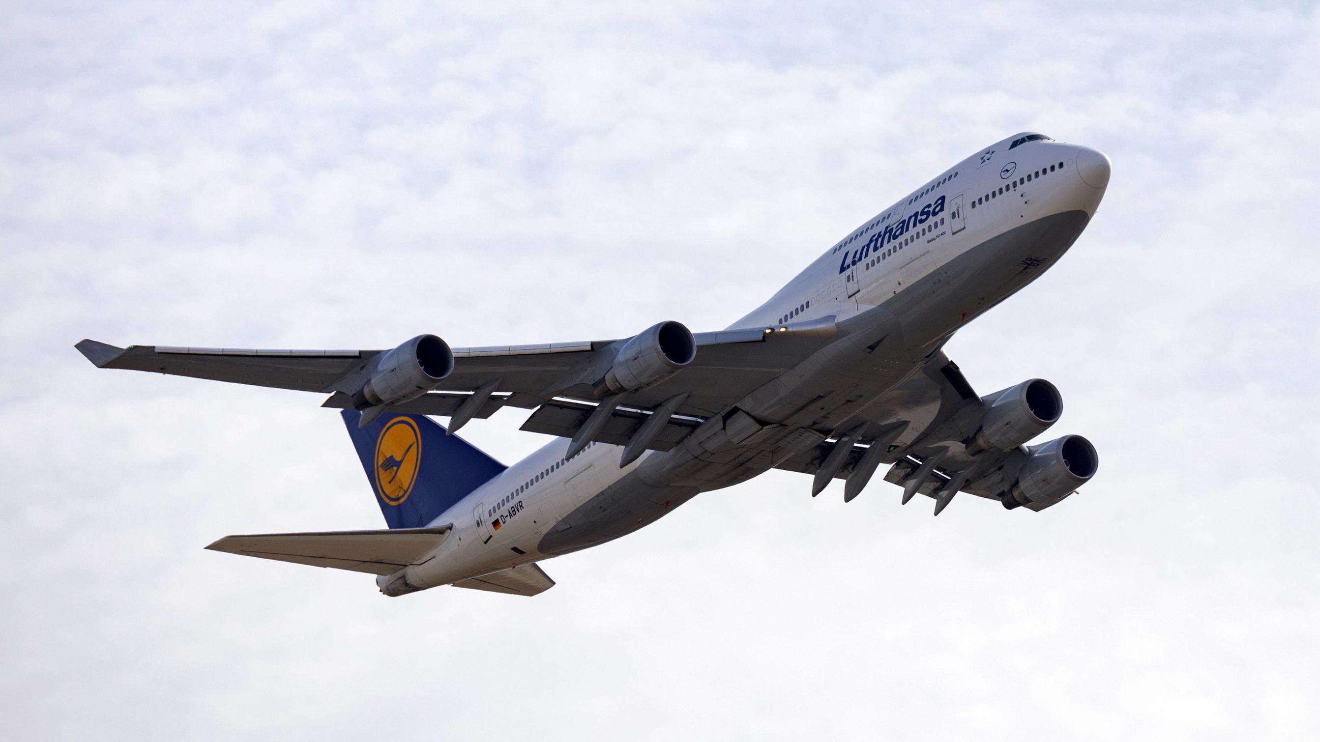 Lufthansa-Streik der Flugbegleiter: Welche Rechte haben Reisende? Lufthansa-Flugzeug.