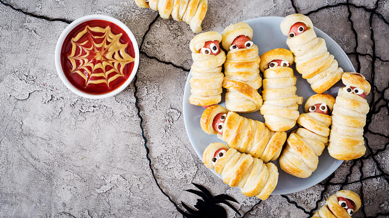 Finger-Food-Rezepte für Halloween Mumien-Hot-Dogs