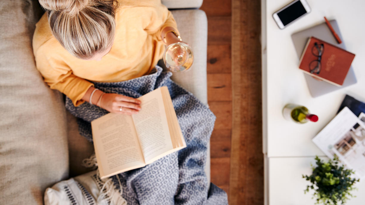 Amazon-Charts: Die 5 Buch-Bestseller der Woche zum 13. Oktober Frau liest ein Buch