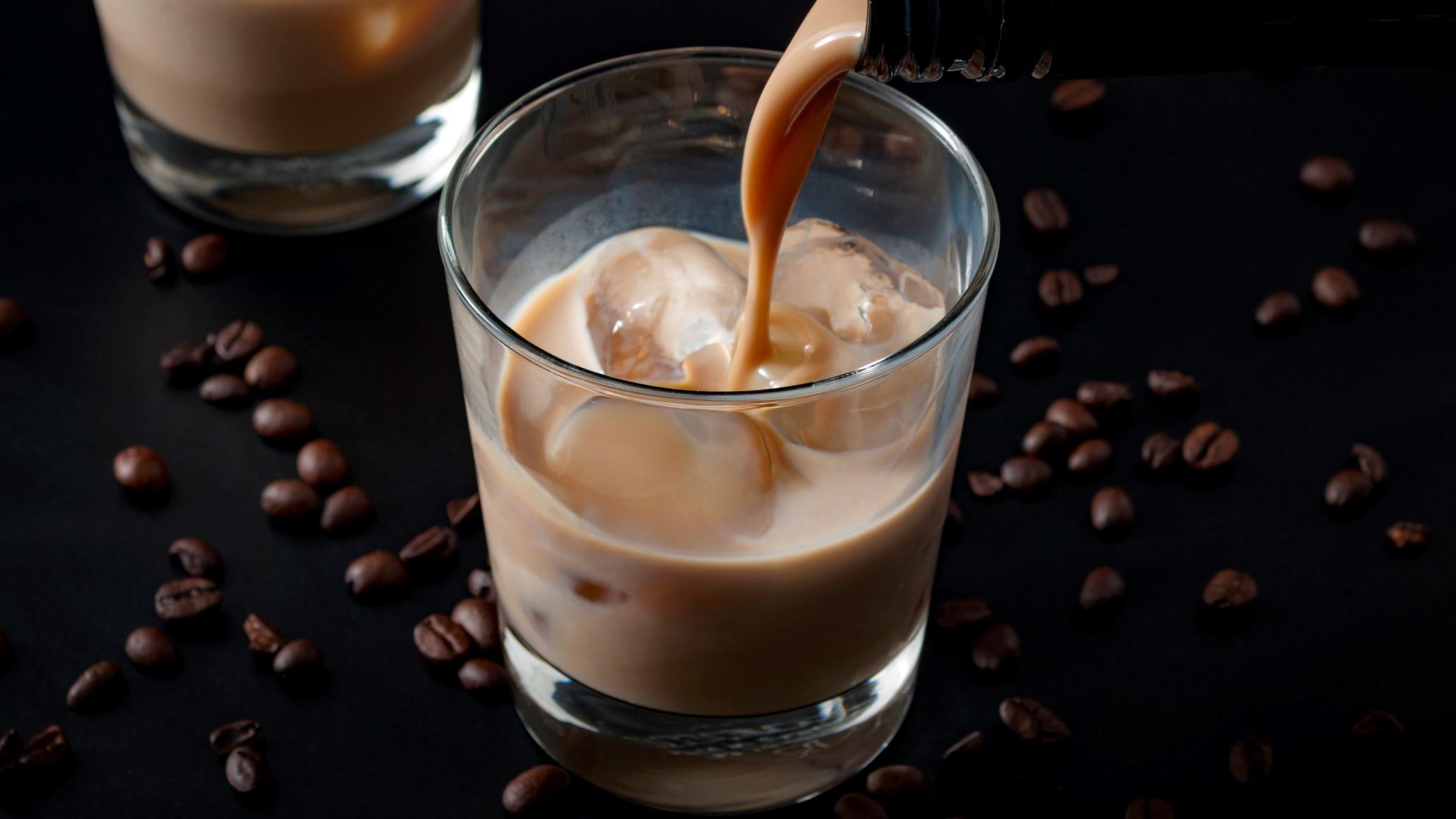 So macht man Tussi-Schnaps, Nimm-2-Likör und Baileys selbst Diese Rezepte sollten Sie ausprobieren!