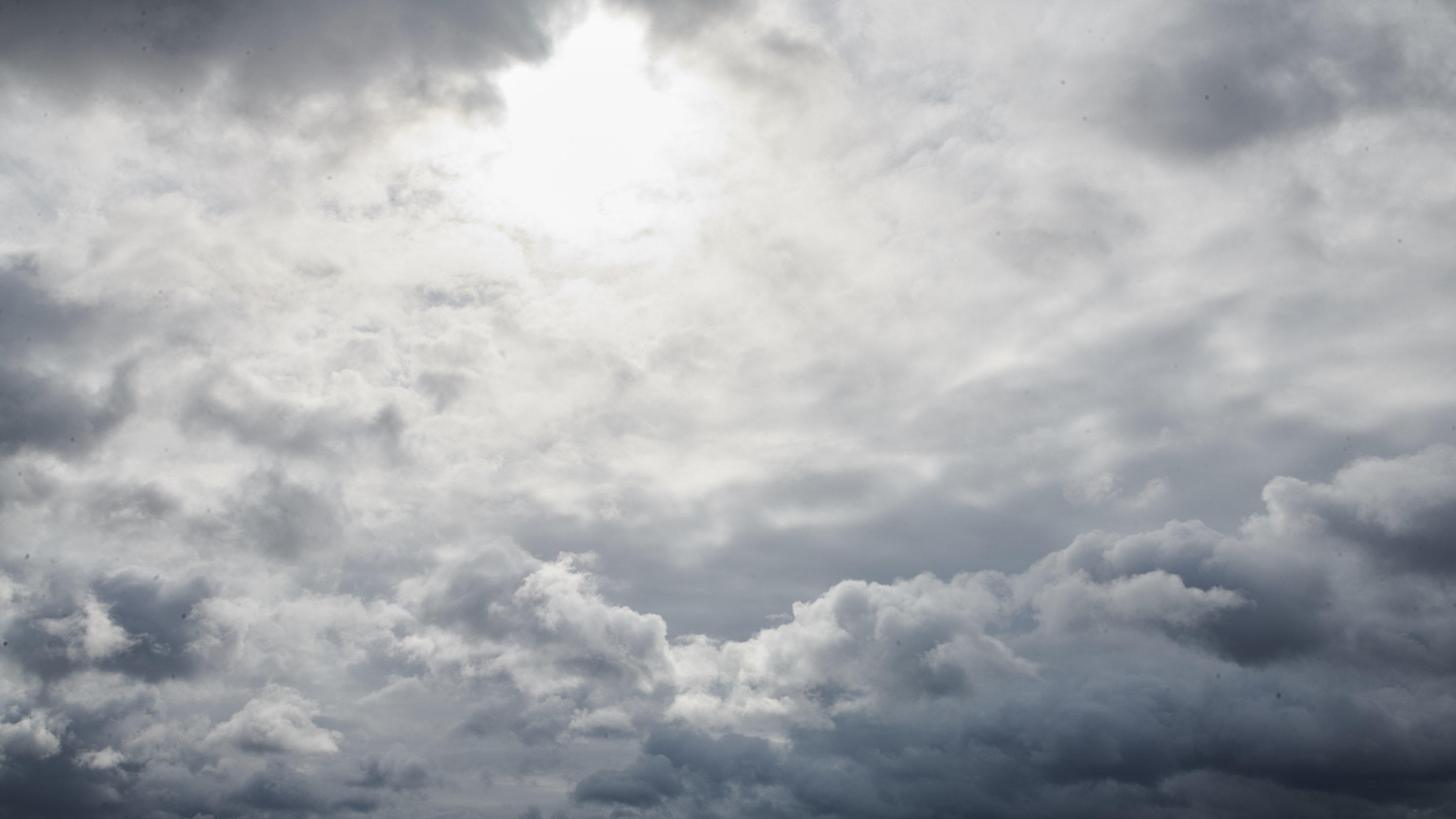 7-Tage-Wettertrend: Ungerechte Teilung beim Wetter am Wochenende 30.09.2019, Berlin: Die Sonne scheint durch eine dichte Wolkendecke. Foto: Paul Zinken/dpa +++ dpa-Bildfunk +++