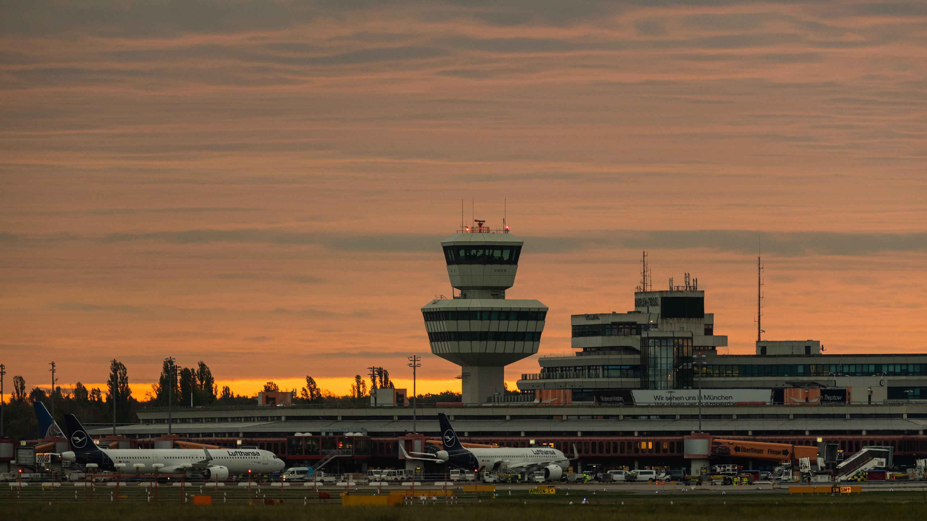 Viele Flugausfälle wegen Warnstreiks bei Lufthansa-Töchter Flugzeuge stehen auf dem Rollfeld des Flughafens Berlin-Tegel.