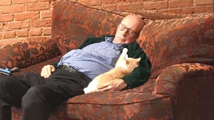 75-Jähriger hält täglich Schläfchen mit Katzen Terry Lauerman schläft