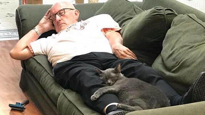 75-Jähriger hält täglich Schläfchen mit Katzen Terry Lauerman mit Katze