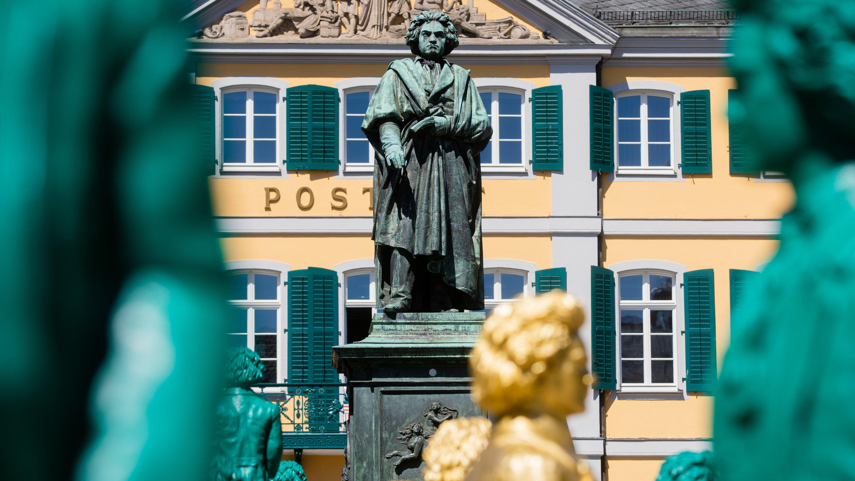 „Lonely Planet“-Reiseführer wählt deutsche Stadt zu den Topzielen 2020 Lächelnde Beethoven-Statuen, ein Kunstwerk des Konzeptkünstlers und Bildhauers Ottmar Hörl,.