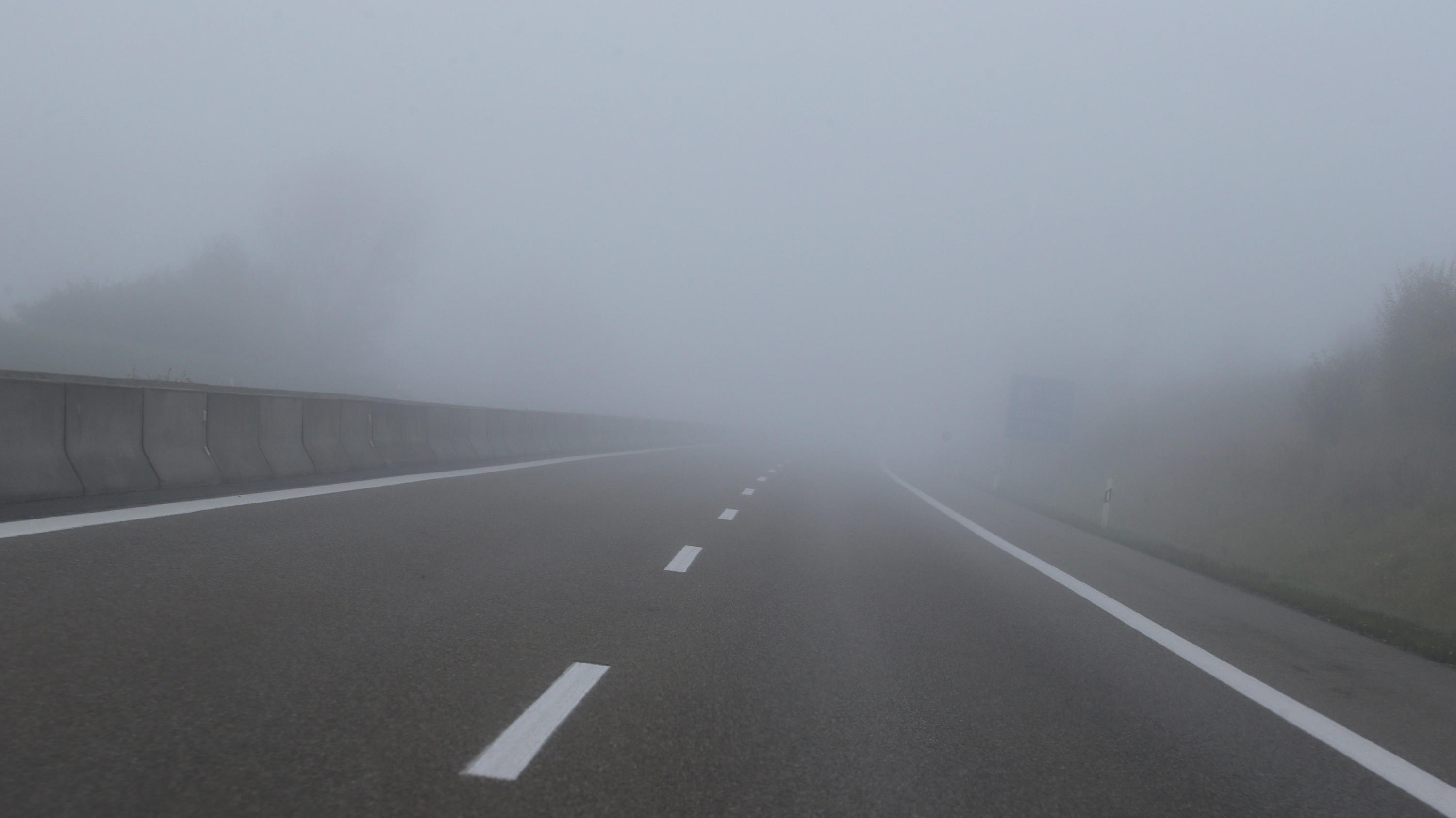 7-Tage-Wettertrend: Hier setzt sich die Sonne gegen den Nebel durch dpatopbilder - 20.10.2019, Bayern, Erkheim: Morgennebel liegt über der Autobahn A96. Foto: Karl-Josef Hildenbrand/dpa +++ dpa-Bildfunk +++