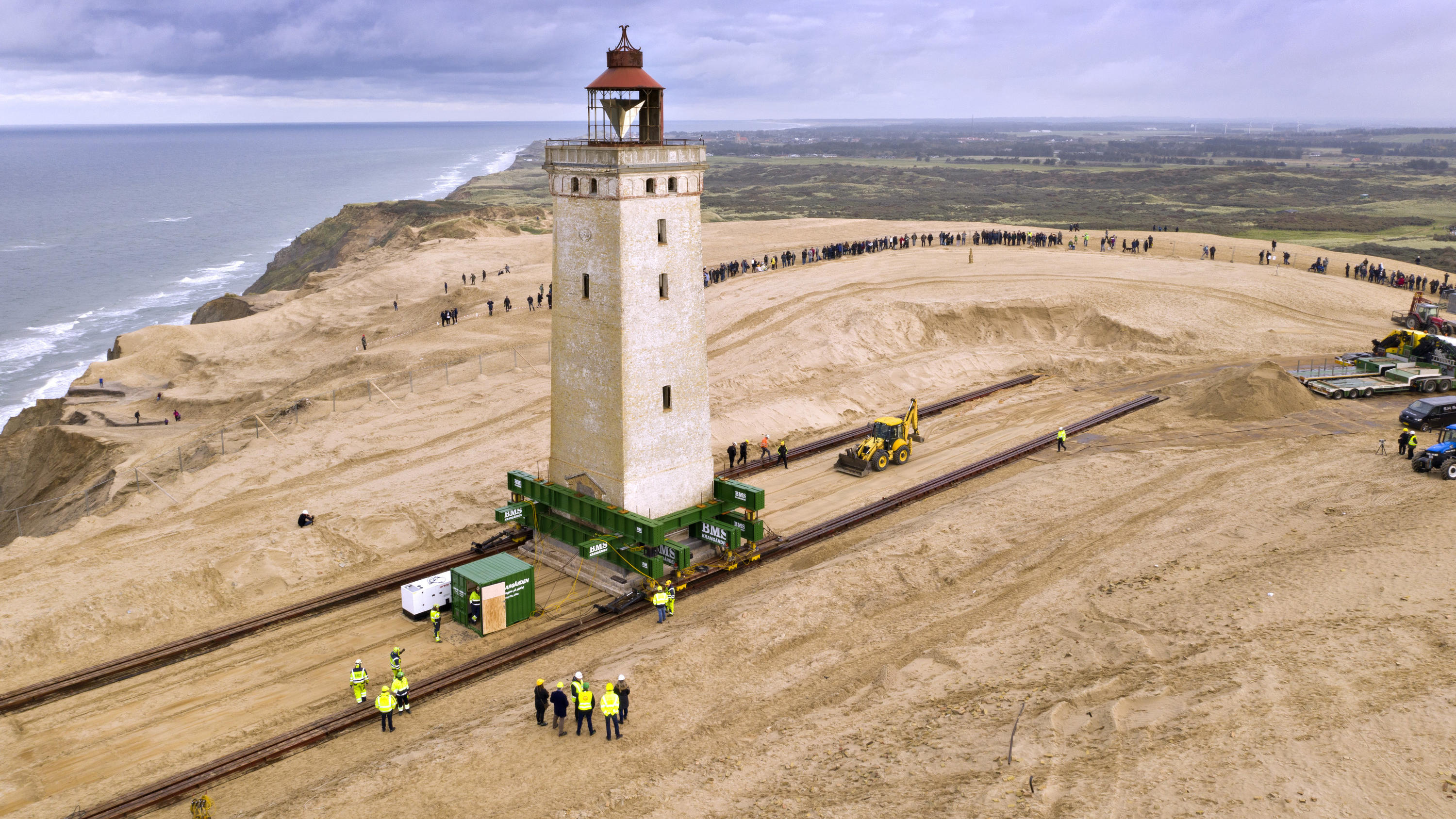 23 Meter hoher Leuchtturm in Dänemark erfolgreich umgezogen 14.09.2017, Dänemark, Loenstrup: Schaulustige wohnen dem