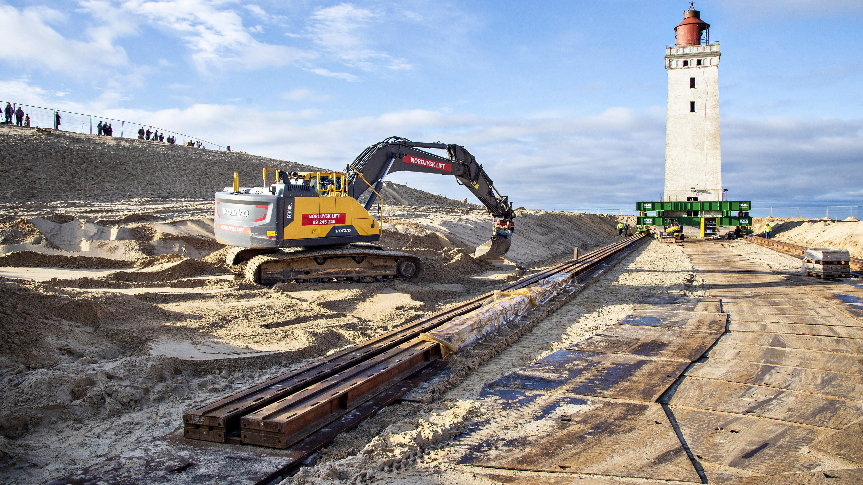 23 Meter hoher Leuchtturm in Dänemark erfolgreich umgezogen 21.10.2019, Dänemark, Loenstrup: Ein Bagger ist an den Vorbereitungen für den Umzug eines Leuchtturms im Einsatz. Der Umzug eines 23 Meter hohen Leuchtturms hat begonnen. Der Rubjerg Knude Fyr war 1899 auf einer Wanderdüne errichtet worden. Aufgrund