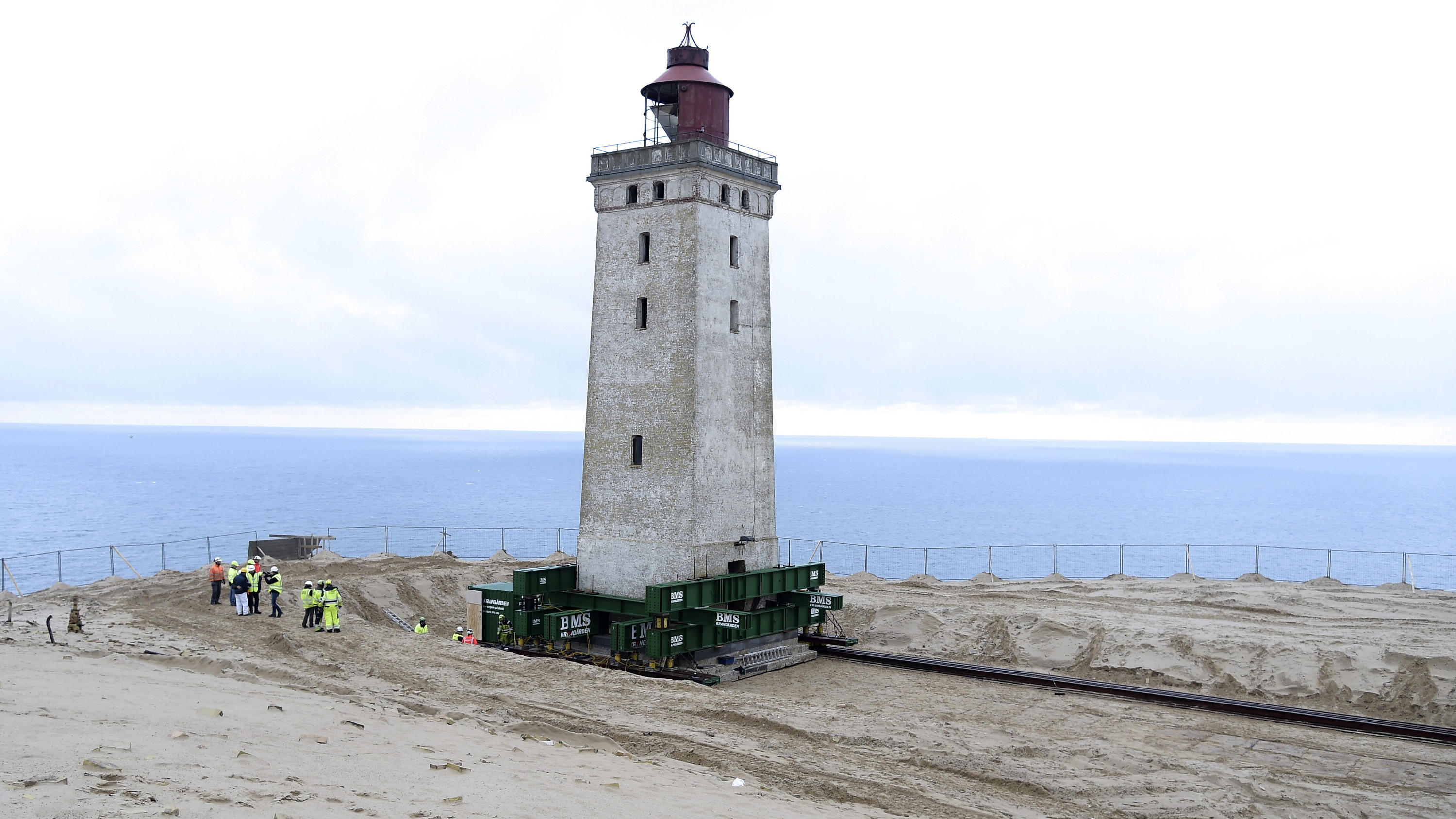 23 Meter hoher Leuchtturm in Dänemark erfolgreich umgezogen 22.10.2019, Dänemark, Loenstrup: Der 120 Jahre alte Leuchtturm Rubjerg Knude Fyr steht auf Rädern und Schienen. Der Umzug eines 23 Meter hohen Leuchtturms hat begonnen. Der Rubjerg Knude Fyr war 1899 auf einer Wanderdüne errichtet worden. Aufgrund de