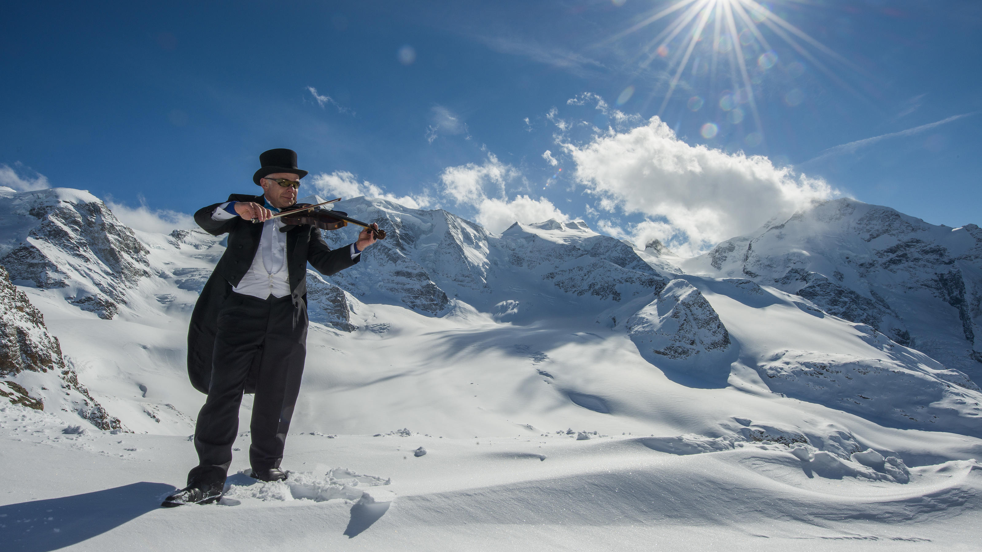 Felix Keller lässt Gletscher wieder wachsen Felix Keller, Glaziologe und Musiker fotografiert für ein «Lebenswende»-Porträt am 19. März 2013 auf der Diavolezza.Bild Rolf Canal