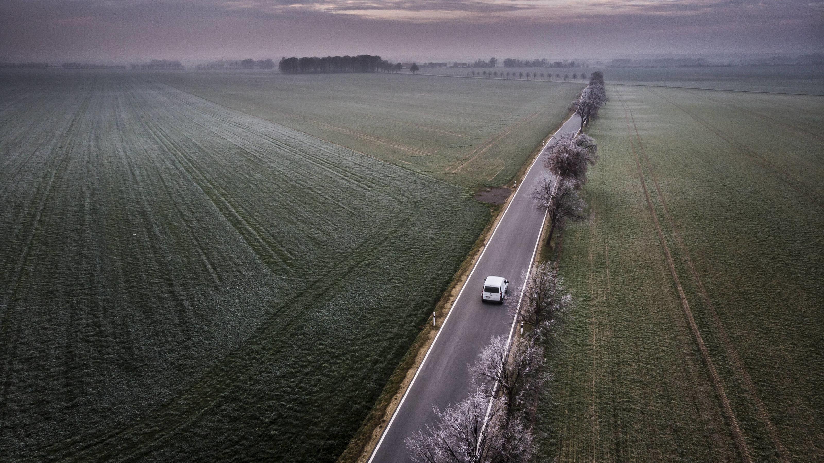 Frost-Facts: Wie viel Frost gibt es in Deutschland? Ein Auto faehrt waehrend Bodenfrost auf einer Landstrasse bei Vierkirchen, 18.11.2018. Vierkirchen Deutschland *** A car driving on a country road near Vierkirchen during ground frost 18 11 2018 Vierkirchen Germany PUBLICATIONxINxGERxSUIxAUTxONLY Co