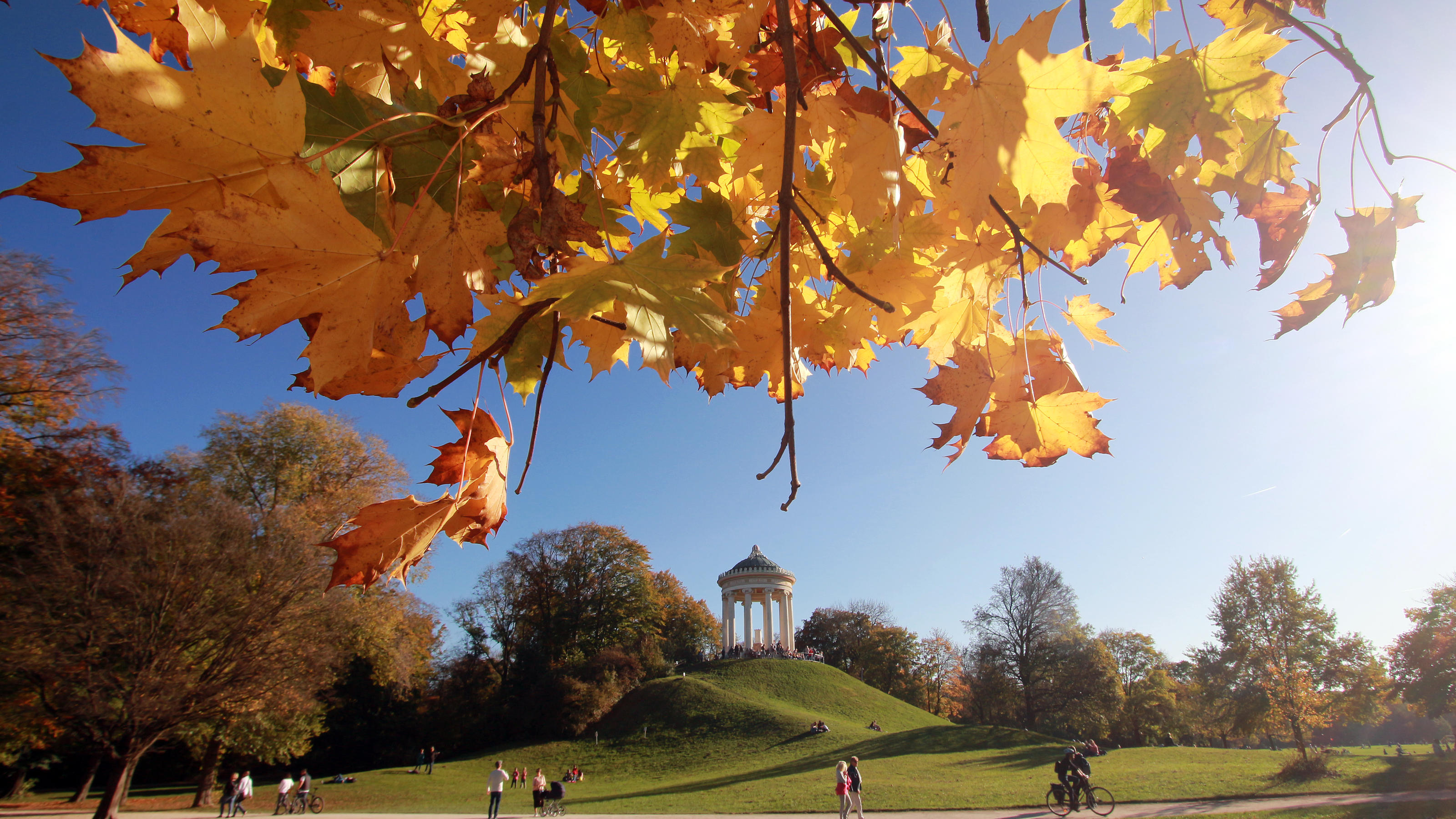 Wetter Oktober 2019: Ausreichend Regen und trotz Frost zu warm Goldener Oktober im Park Englischer Garten in München.