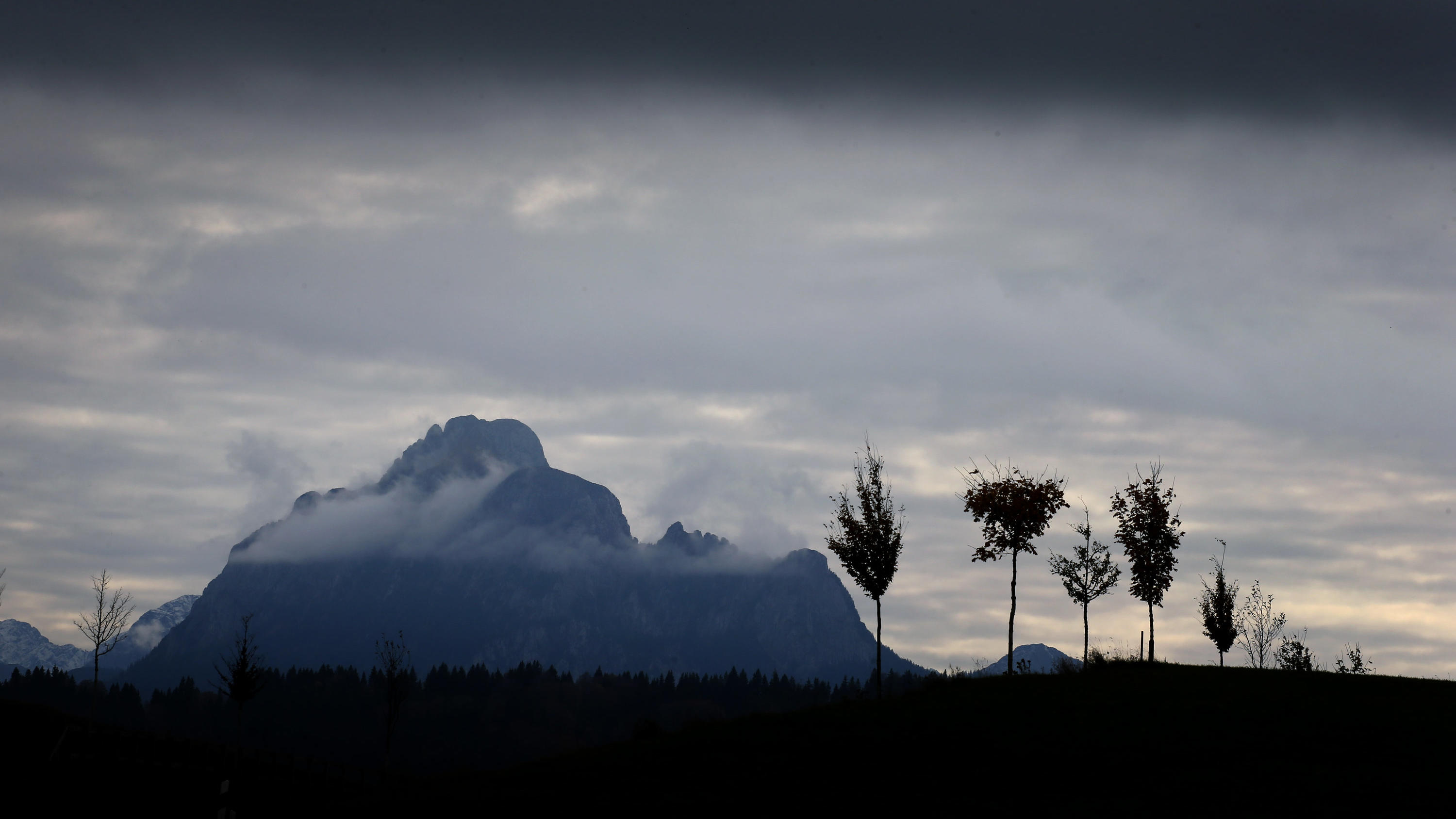 7-Tage-Wettertrend: Sonne auf Tauchstation - bald wieder kühler 01.11.2019, Bayern, Seeg: Dunkle Wolken ziehen über den