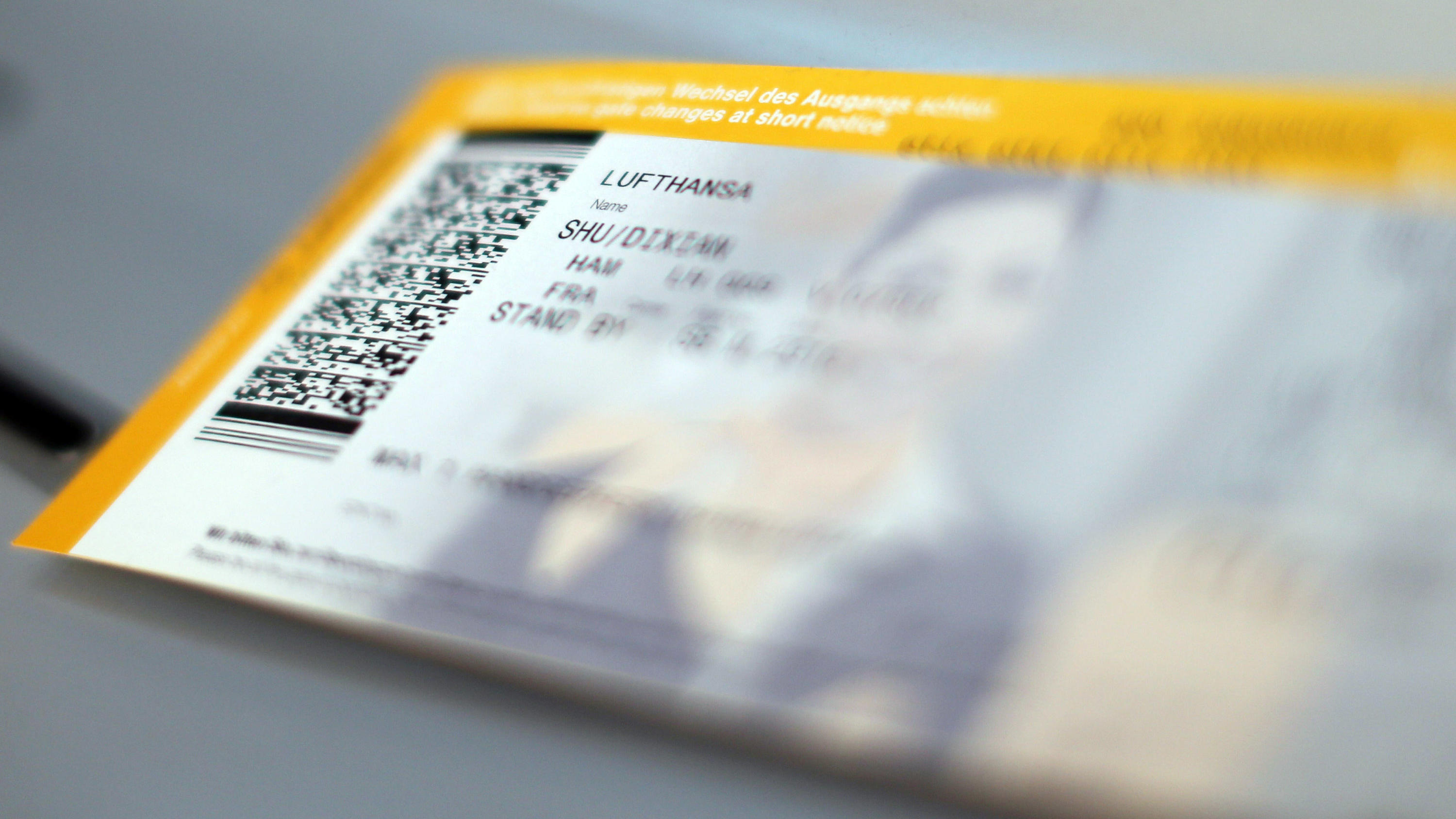 Flugbegleiter wollen Lufthansa zwei volle Tage bestreiken ARCHIV - 07.09.2012, Hamburg: Ein Ticket der Lufthansa liegt am Flughafen. Heute (25.10.2019) berät der Bundestag über Gesetze zur Umsetzung des Klimaschutzprogramms 2030. Es geht unter anderem um höhere Steuern auf Flugtickets,die Erhöhung der Pendl