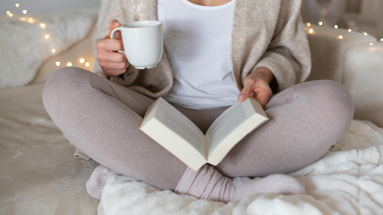 Amazon-Charts: Die 5 Buch-Bestseller der Woche zum 3. November Frau genießt eine Tasse Tee mit Buch