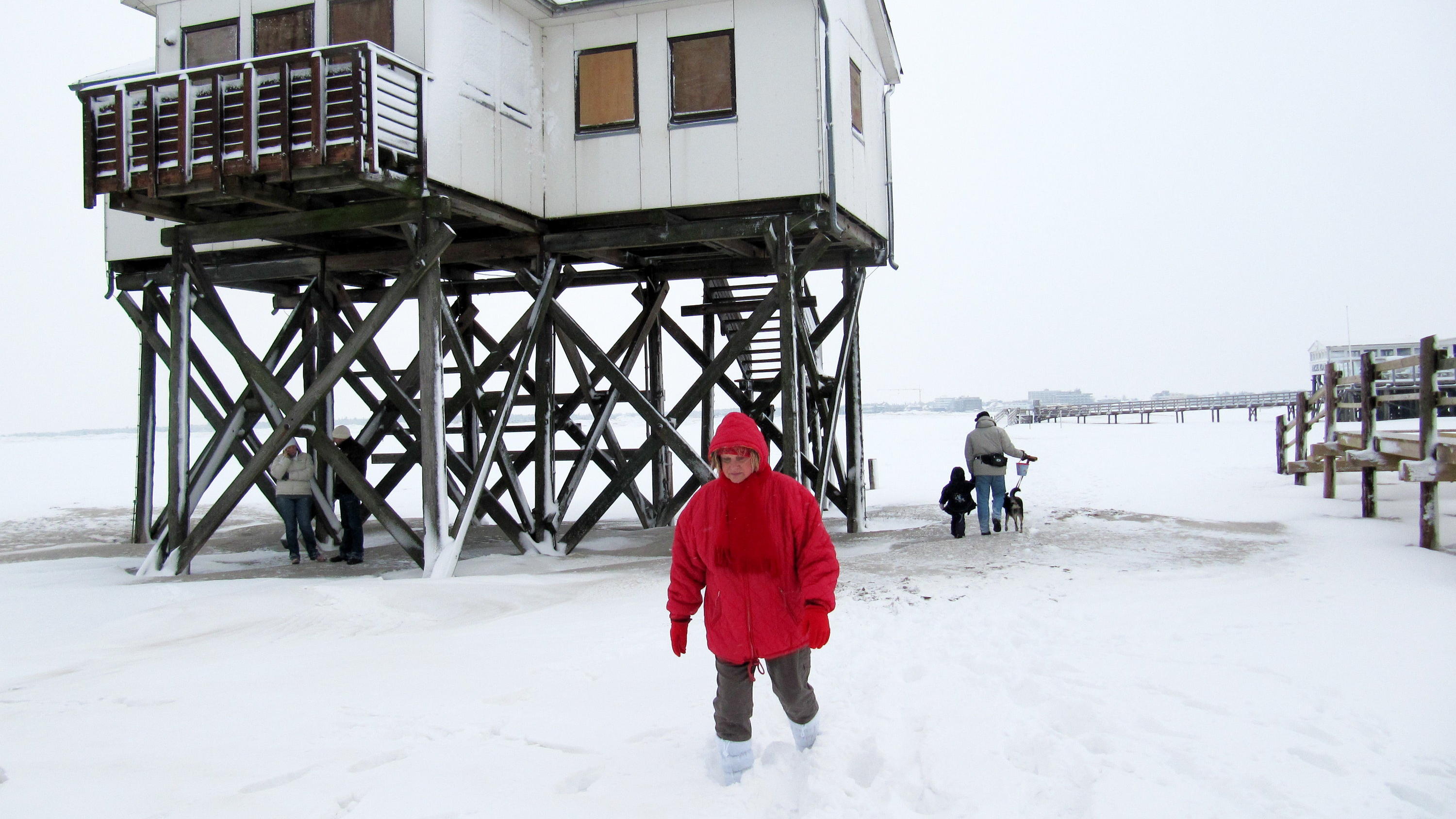 Weiße Weihnachten 2019: Wo fällt in Deutschland Schnee an den Feiertagen? Schnee liegt am Donnerstag (17.12.2009) in St. Peter-Ording am Strand. In Flensburg sowie den Kreisen Nordfriesland und Schleswig-Flensburg bildeten sich seit dem Abend geschlossenen Schneedecken. Foto: Wolfgang Runge dpa/lno +++(c) dpa - Bildfunk++