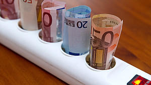 Stromfresser ausschalten und 745 Euro im Jahr sparen ARCH IV - ILLUSTRATION - Euroscheine stecken am 18.03.2011 in einem Stromverteiler in einem privaten Haushalt in Frankfurt (Oder). Verbraucher in der EU sollen nach dem Willen der EU-Kommission im Haushalt mehr Strom sparen. Einen entsprechenden Vors
