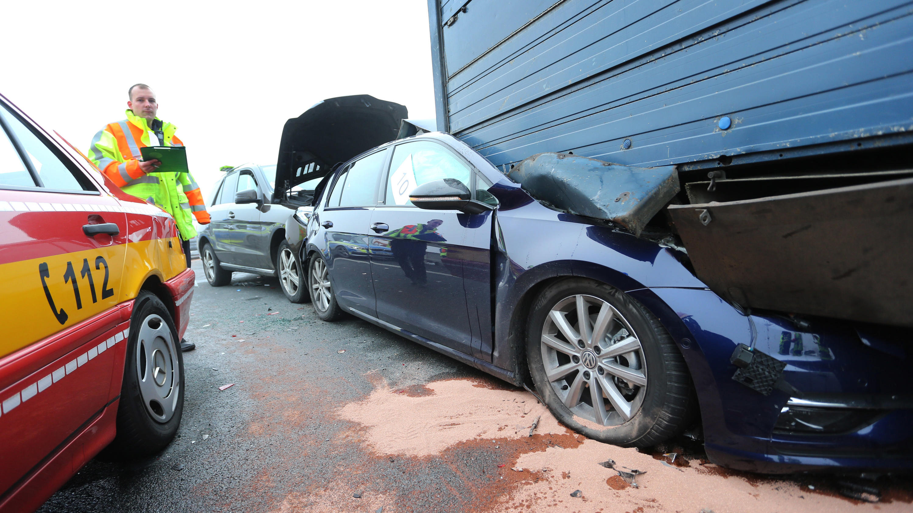 Glatteis: 29 Verletzte bei Massenkarambolage auf der A7 10.11.2019, Bayern, Marktbreit: Demolierte Fahrzeuge stehen an einer Unfallstelle auf der Autobahn A7 auf einer Brücke im Nebel. 29 Menschen wurden bei einem Unfall verletzt bei dem 18 Fahrzeuge beteiligt waren. Als Unfallursache wird Blitzeis vermut