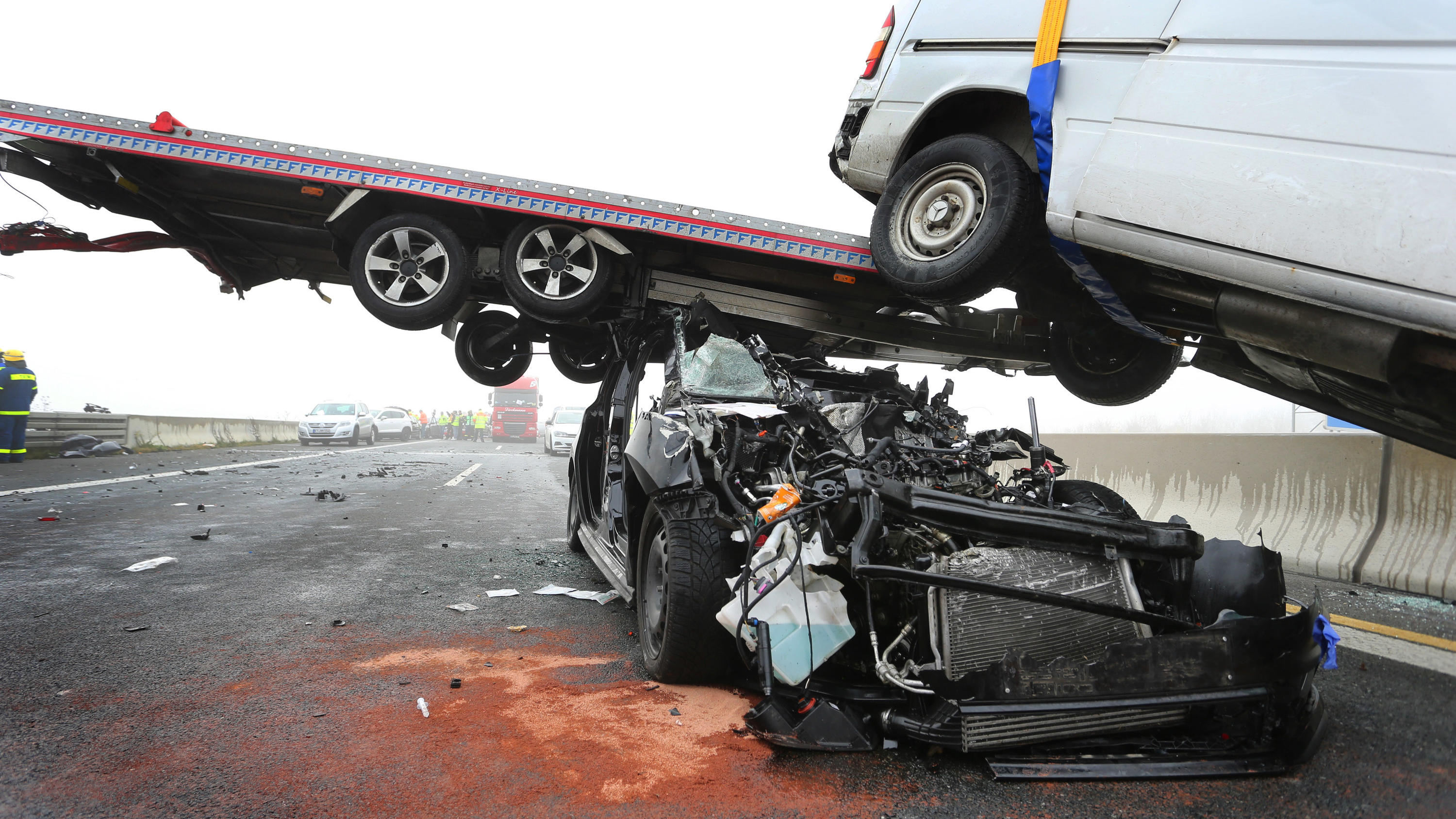 Glatteis: 29 Verletzte bei Massenkarambolage auf der A7 10.11.2019, Bayern, Marktbreit: Demolierte Fahrzeuge stehen an einer Unfallstelle auf der Autobahn A7 auf einer Brücke im Nebel. 29 Menschen wurden bei einem Unfall verletzt bei dem 18 Fahrzeuge beteiligt waren. Als Unfallursache wird Blitzeis vermut