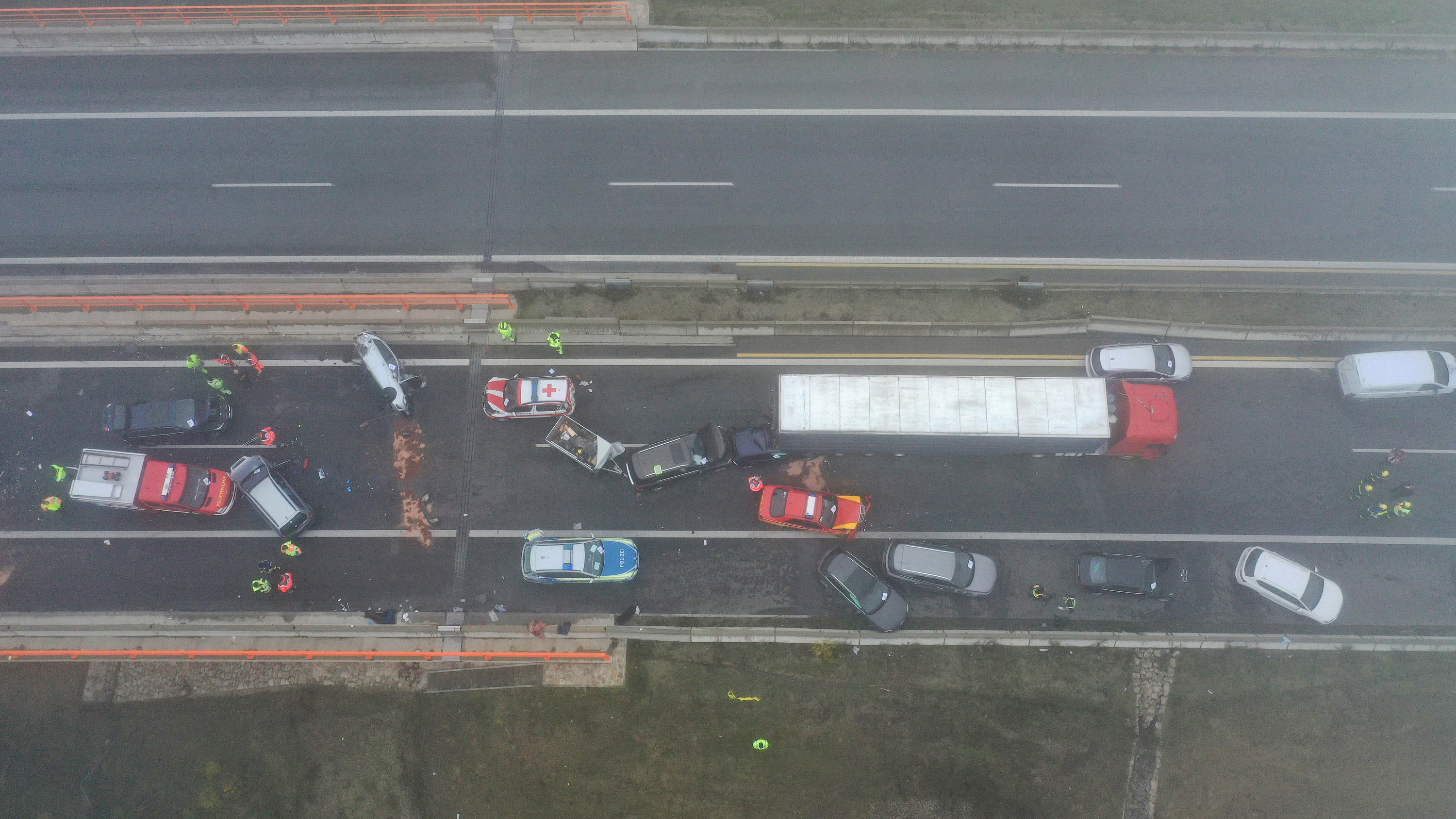 Glatteis: 29 Verletzte bei Massenkarambolage auf der A7 01.01.1970, Bayern, Marktbreit: Demolierte Fahrzeuge stehen an einer Unfallstelle auf der Autobahn A7 auf einer Brücke im Nebel. 29 Menschen wurden bei einem Unfall verletzt bei dem 18 Fahrzeuge beteiligt waren. Als Unfallursache wird Blitzeis vermut