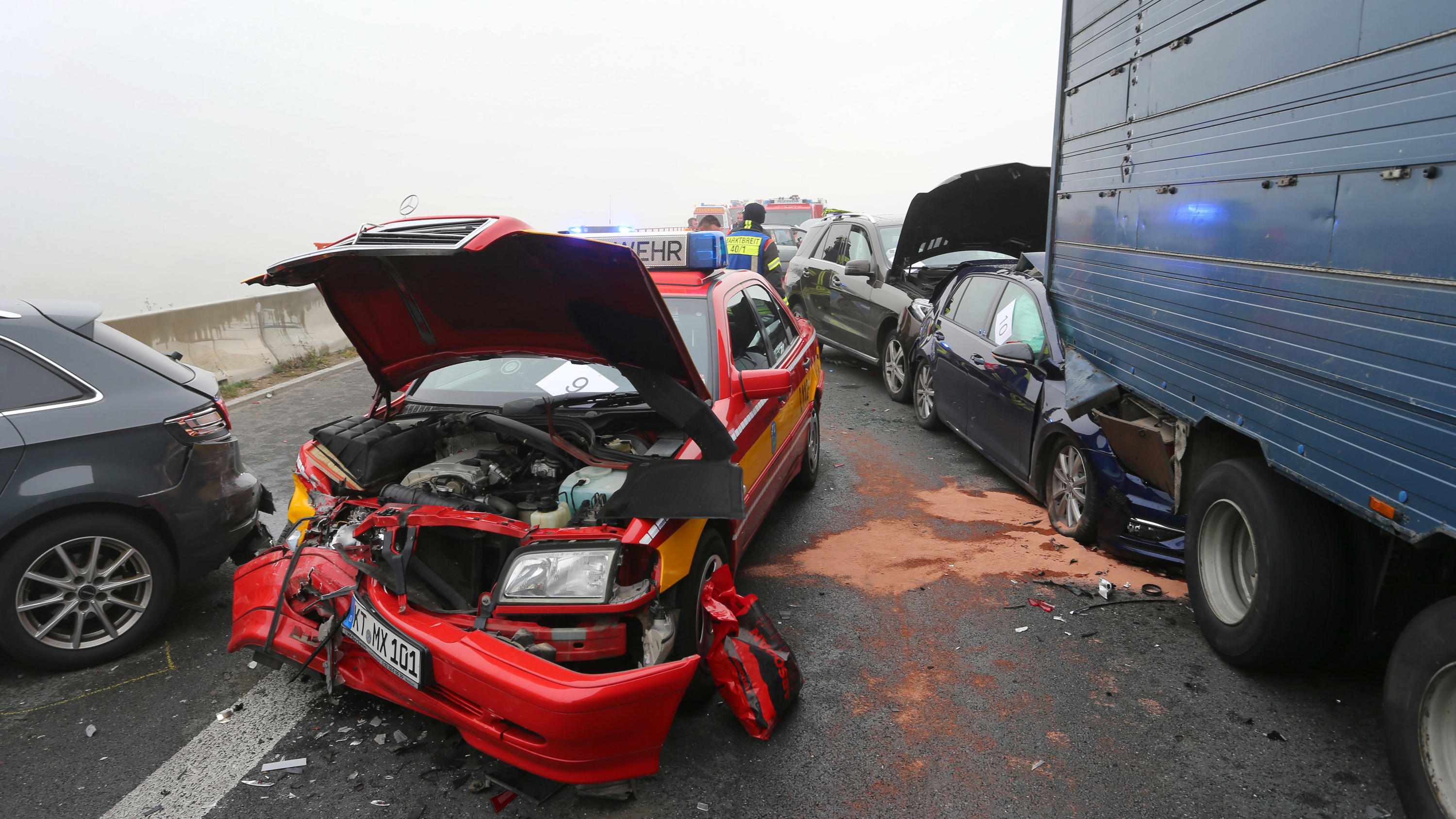 Glatteis: 29 Verletzte bei Massenkarambolage auf der A7 10.11.2019, Bayern, Marktbreit: Demolierte Fahrzeuge stehen an einer Unfallstelle auf der Autobahn A7 auf einer Brücke im Nebel. 29 Menschen wurden bei einem Unfall verletzt bei dem 18 Fahrzeuge beteiligt waren. Als Unfallursache wird Blitzeis vermut