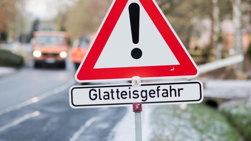 Schnee mit Glätte bleibt DAS Thema Schild warnt vor Glatteis