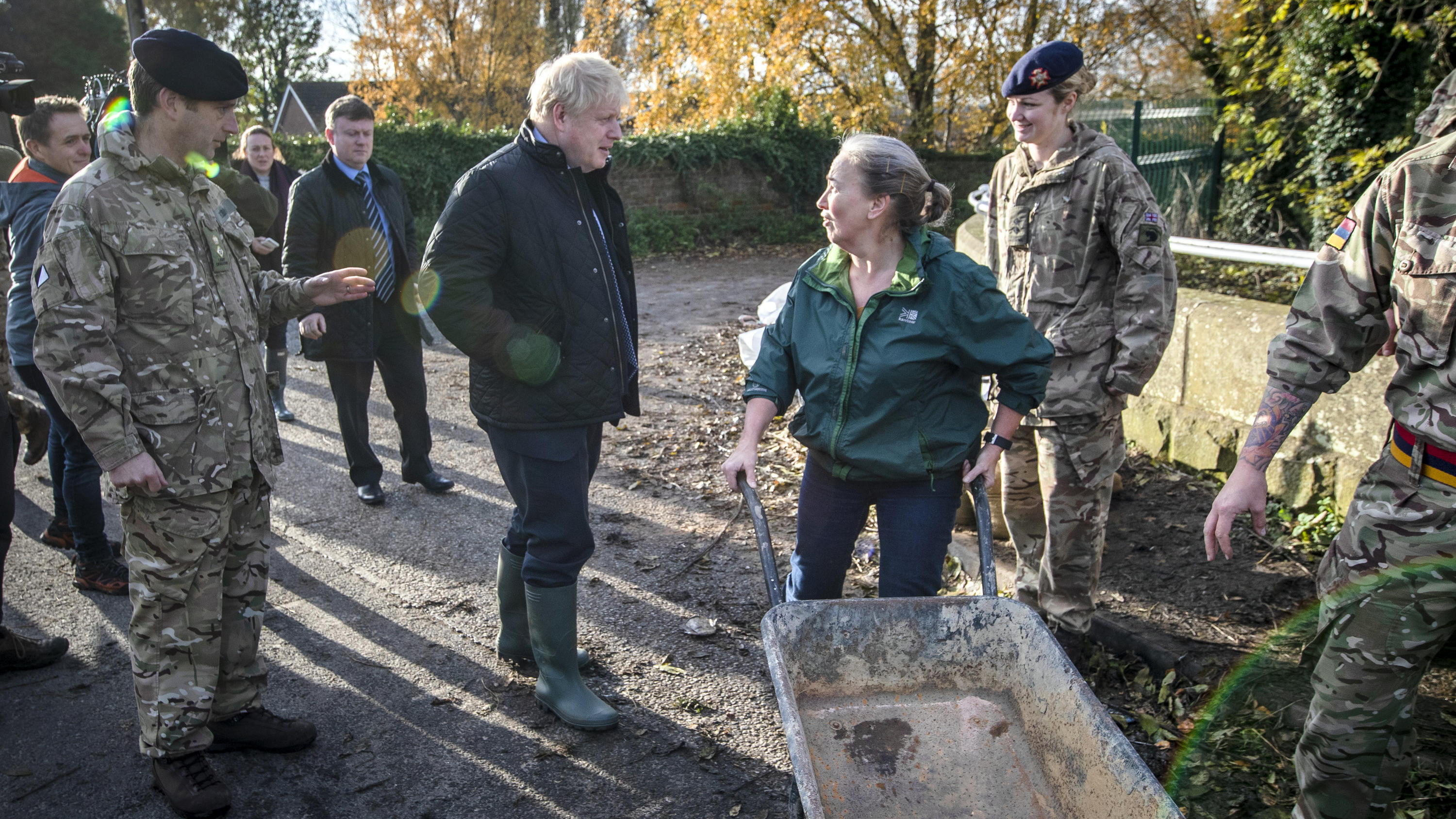 Besuch im Hochwassergebiet: Boris Johnson wird von Flutopfern angepöbelt Überschwemmungen in Großbritannien
