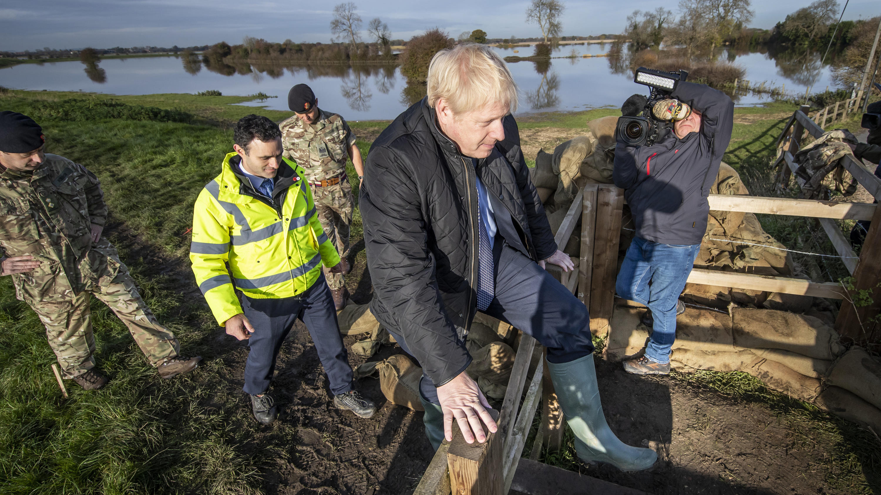 Besuch im Hochwassergebiet: Boris Johnson wird von Flutopfern angepöbelt Überschwemmungen in Großbritannien