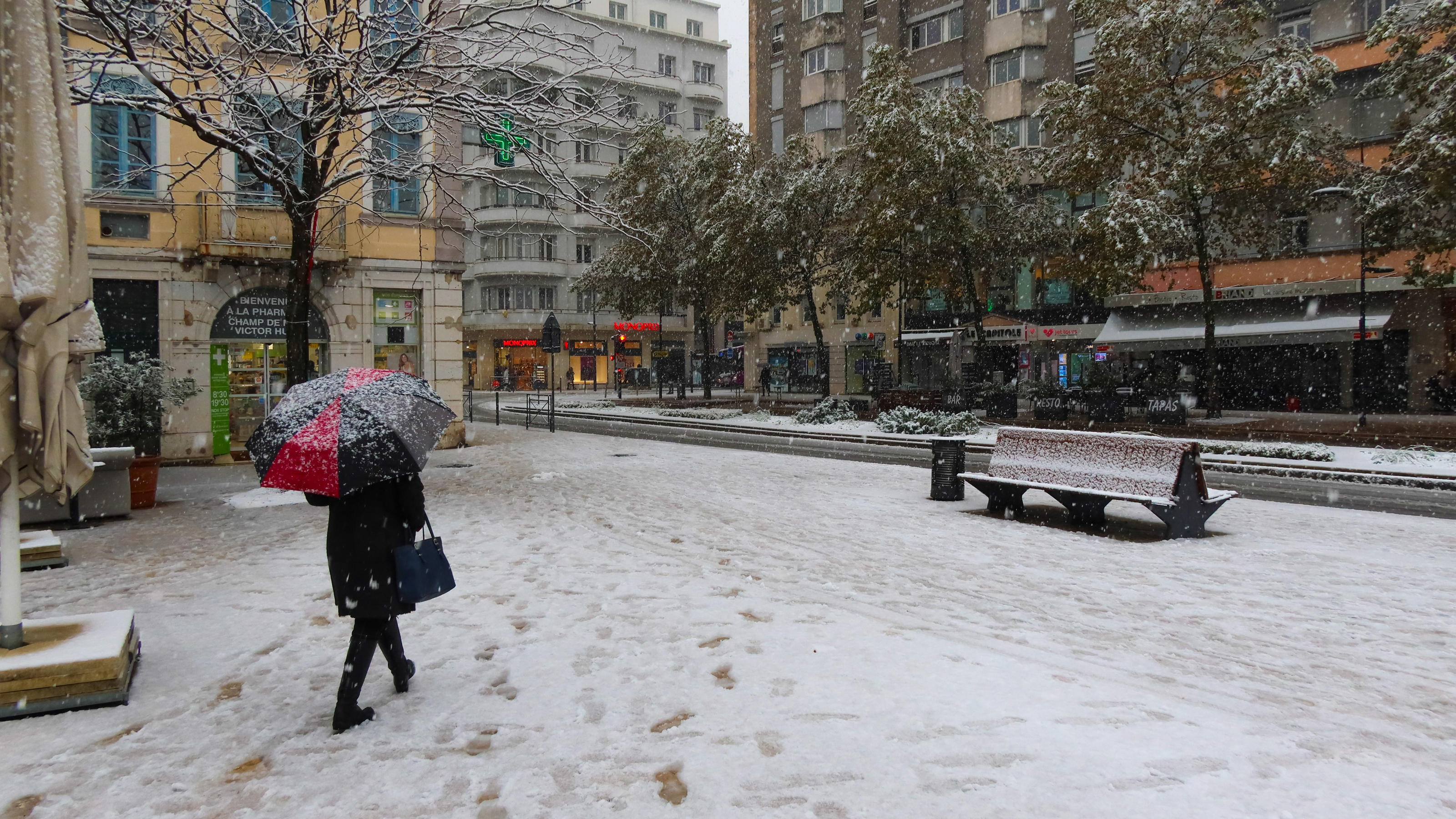Schneechaos in Frankreich - 1 Toter und 300.000 Haushalte ohne Strom FRANCE - WEATHER - SNOW - DROME People walk around with an umbrella in the streets and city centre of Valence. First snowfall in the Drome which has been placed on orange alert where traffic is disrupted. Valence, France - November 14, 2019. Des pas
