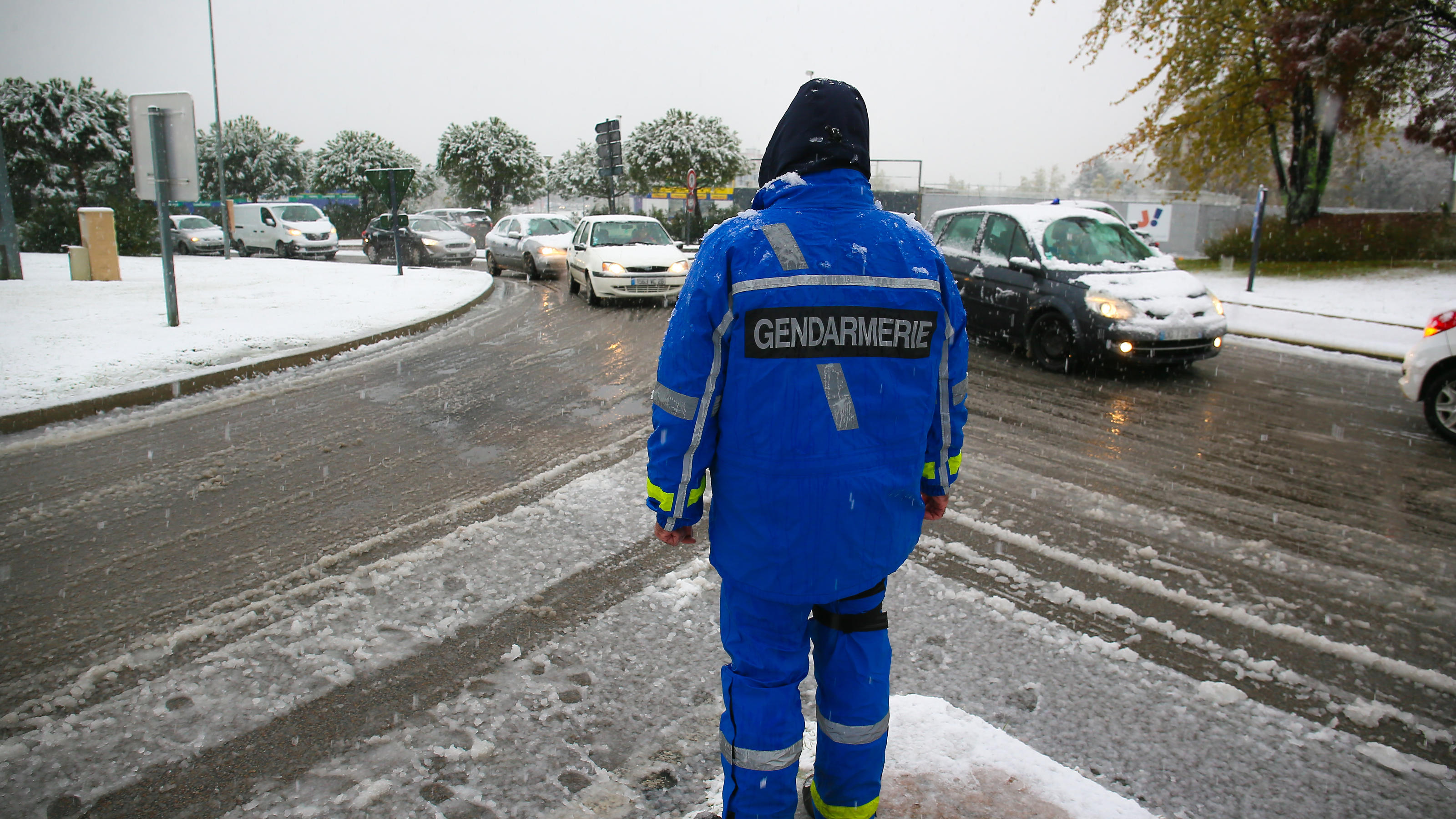 Schneechaos in Frankreich - 1 Toter und 300.000 Haushalte ohne Strom FRANCE - WEATHER - SNOW - TRAFFIC - DROME A police officer regulates traffic at the A7 motorway interchange, which is closed to heavy goods vehicles. First snowfall in the Drome which has been placed on orange alert where traffic is disrupted. Valen