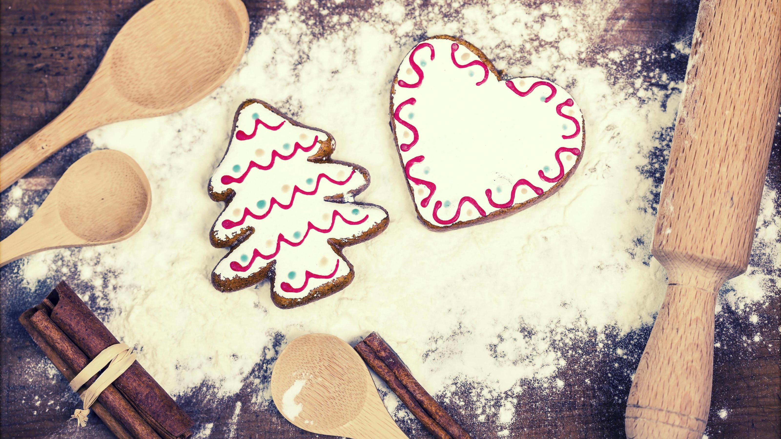 Weihnachtsbäckerei: Die beste Küchen-Technik zum Backen Gingerbread cookies, spices and flour over wooden cutting board PUBLICATIONxINxGERxSUIxAUTxONLY Copyright: xerika8213x