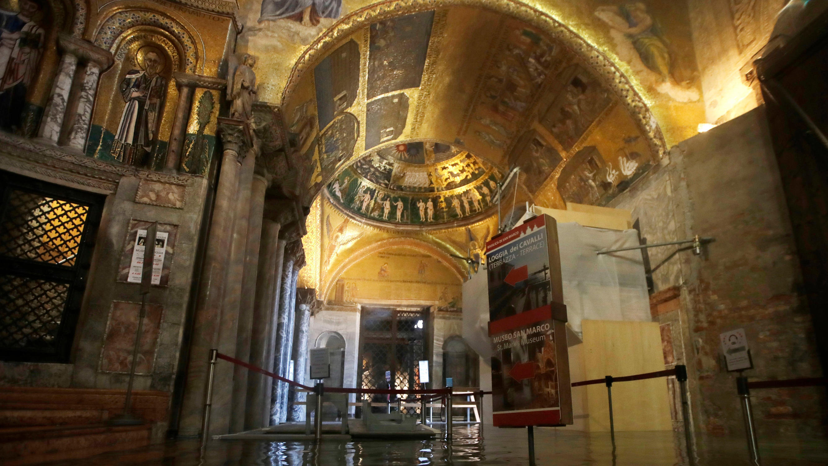 Entspannung für das Hochwasser in Venedig in Sicht 12.11.2019, Italien, Venedig: Der Eingangsbereich zum Markusdom ist überflutet. Schlechtwetter in Italien - und Teile von Venedig stehen wieder unter Wasser. Touristen und Einheimische wateten in Gummistiefeln über den Markusplatz. Im Markusdom sei d