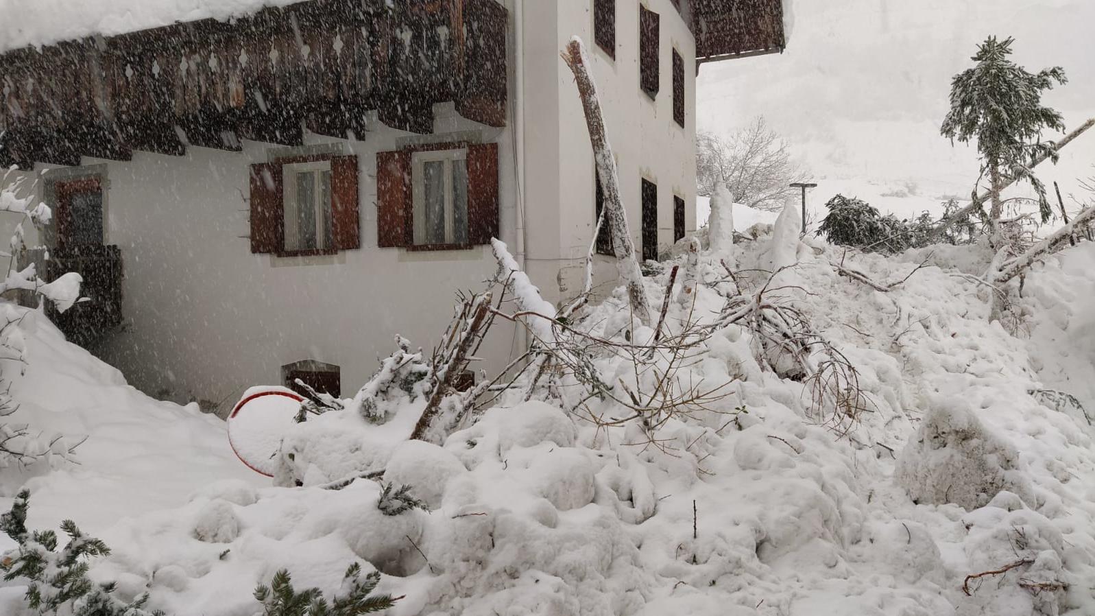 Schnee- und Unwetterchaos in den Alpen im November: Jeder Liter könnte jetzt zu viel sein HANDOUT - 17.11.2019, Italien, Martell: Schnee und abgebrochene Äste liegen in einer Straße. Unwetter sind über große Teile Italiens hinweggezogen. In Südtirol herrschte Schneechaos, eine Lawine traf das Dorf Martell. Foto: Rene Holzknecht/Gemeinde M