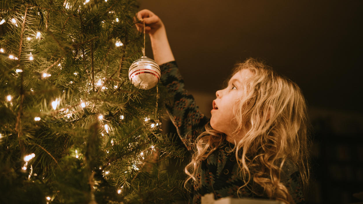 Läuse, Spinnen und Zecken im Weihnachtsbaum: Diese Insekten holen wir uns mit der Tanne ins Haus Kind schmückt Weihnachtsbaum