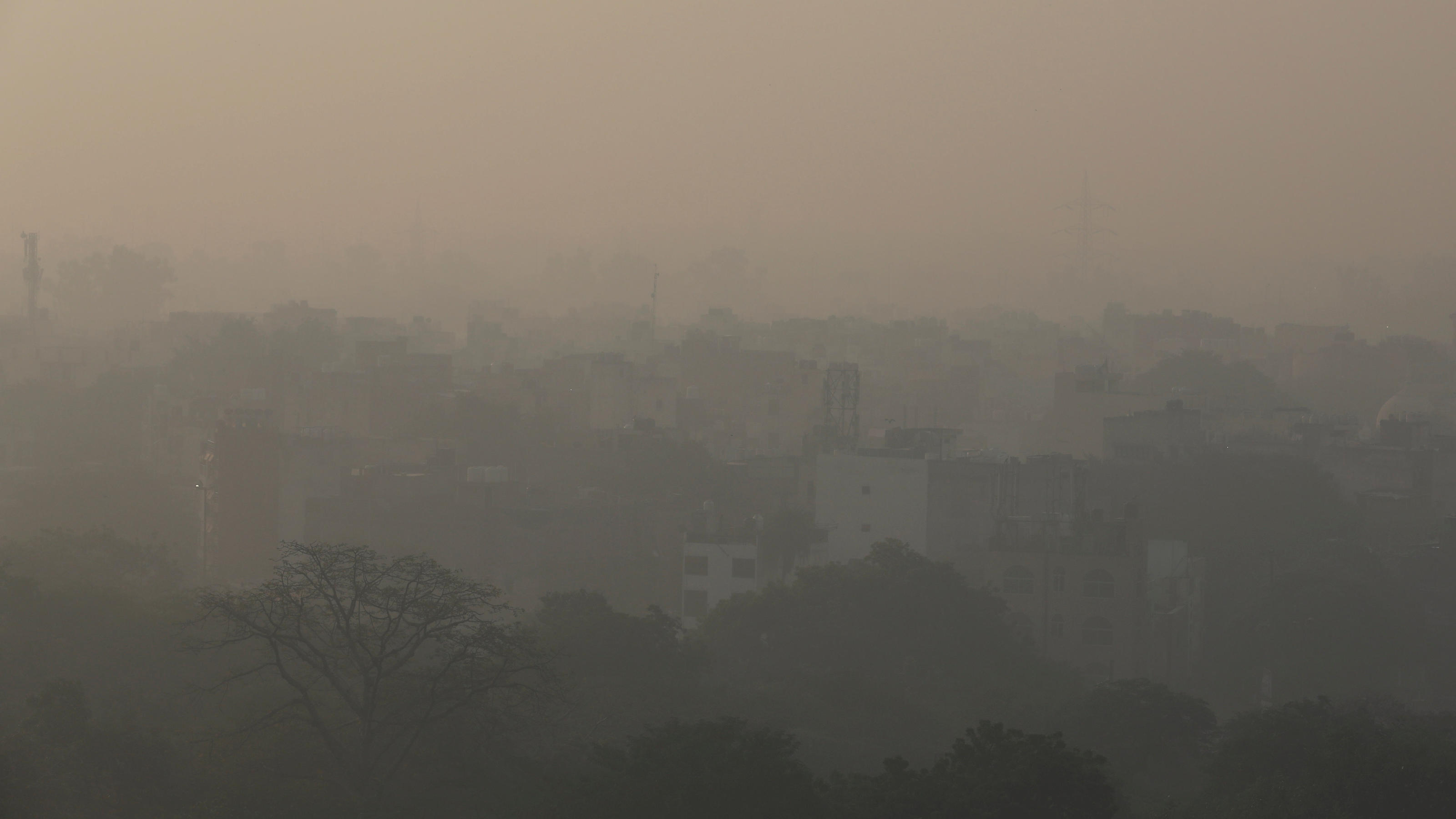Böhmischer Nebel, Smog und Industrieschnee - Wetter aus der Fabrik Buildings are seen shrouded in smog in New Delhi, India, November 5, 2019. REUTERS/Anushree Fadnavis