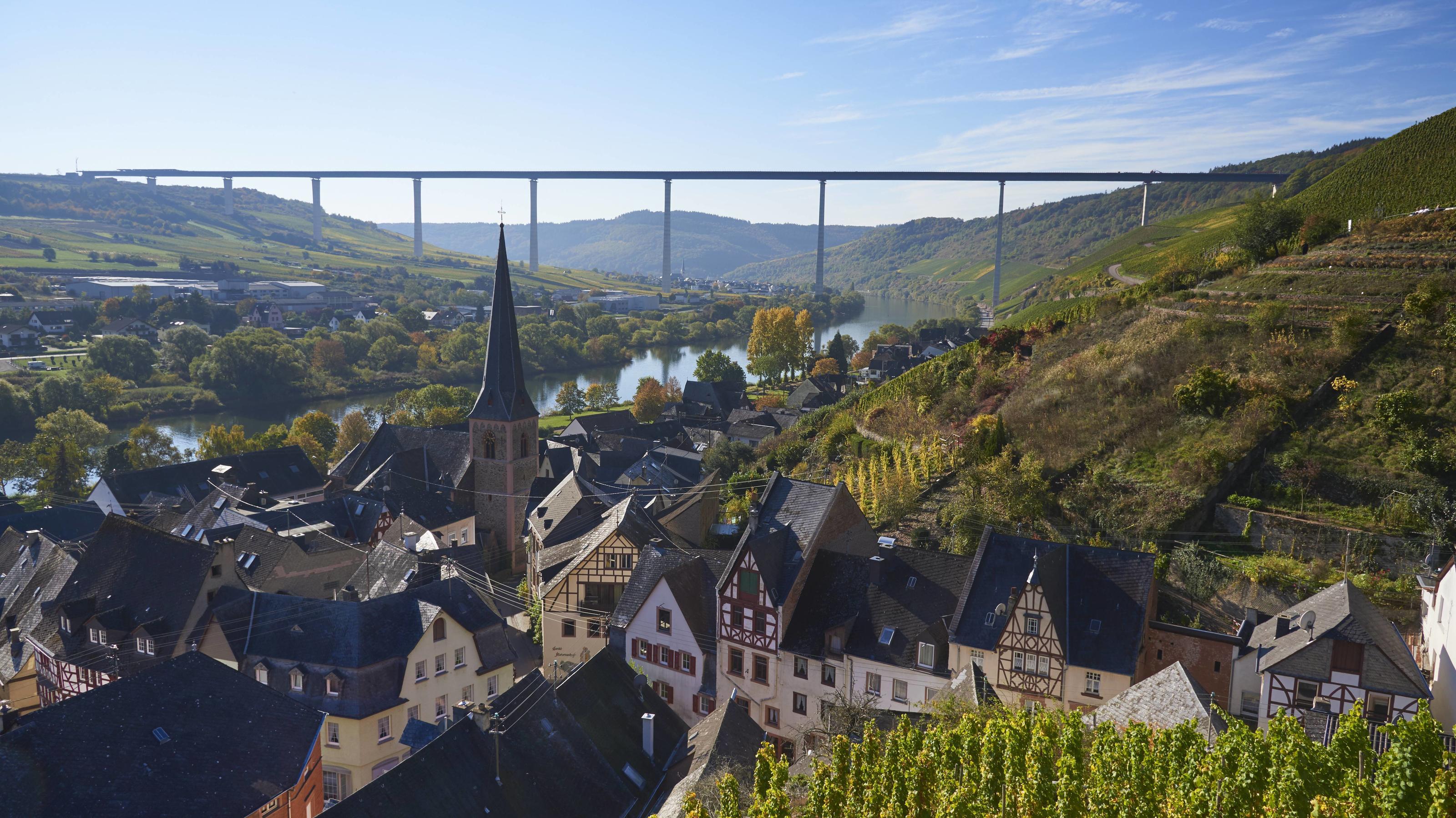 Ein kleiner Frühling im November: Milde Temperaturen und Sonne für alle am Wochenende Germany, Rhineland-Palatinate, Bernkastel-Wittlich, Zeltingen-Rachtig, Uerzig, Moselle river, High Moselle Bridge PUBLICATIONxINxGERxSUIxAUTxHUNxONLY BSCF00581