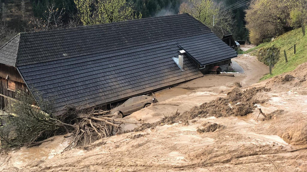 Die außergewöhnliche Unwetterserie am Mittelmeer geht weiter HANDOUT - 17.11.2019, Österreich, Spittal An Der Drau: Ein Haus wurde von einem Erdrutsch getroffen. Wegen heftiger Schnee- und Regenfälle spitzt sich die Lage in den österreichischen Bundesländern Kärnten und Tirol zu. Foto: -/APA/BEZIRKSFEUERWEHRKO