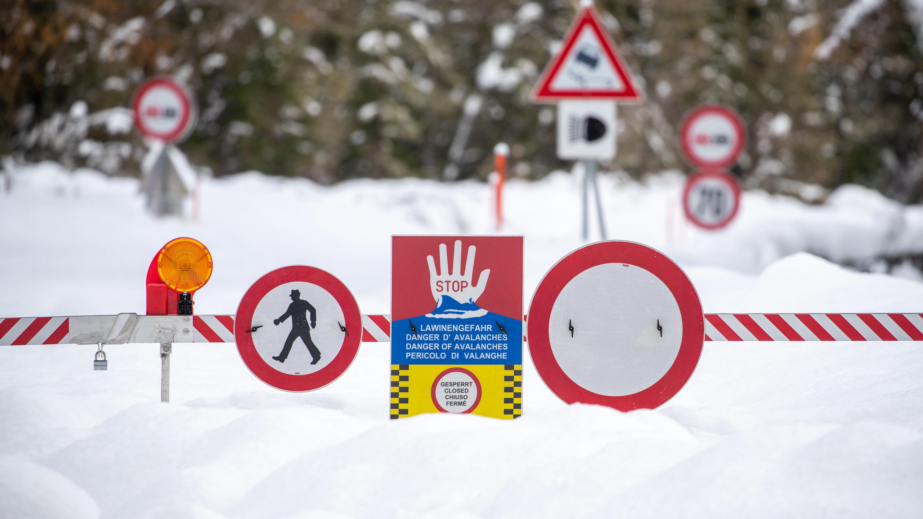 Die außergewöhnliche Unwetterserie am Mittelmeer geht weiter 18.11.2019, Österreich, Kals: Eine Straßensperre versinkt im Schnee. Die extremen Schneefälle der vergangenen Tage sorgen in Teilen Österreichs für massive Gefahren und Behinderungen. Foto: Expa/Johann Groder/APA/dpa +++ dpa-Bildfunk +++