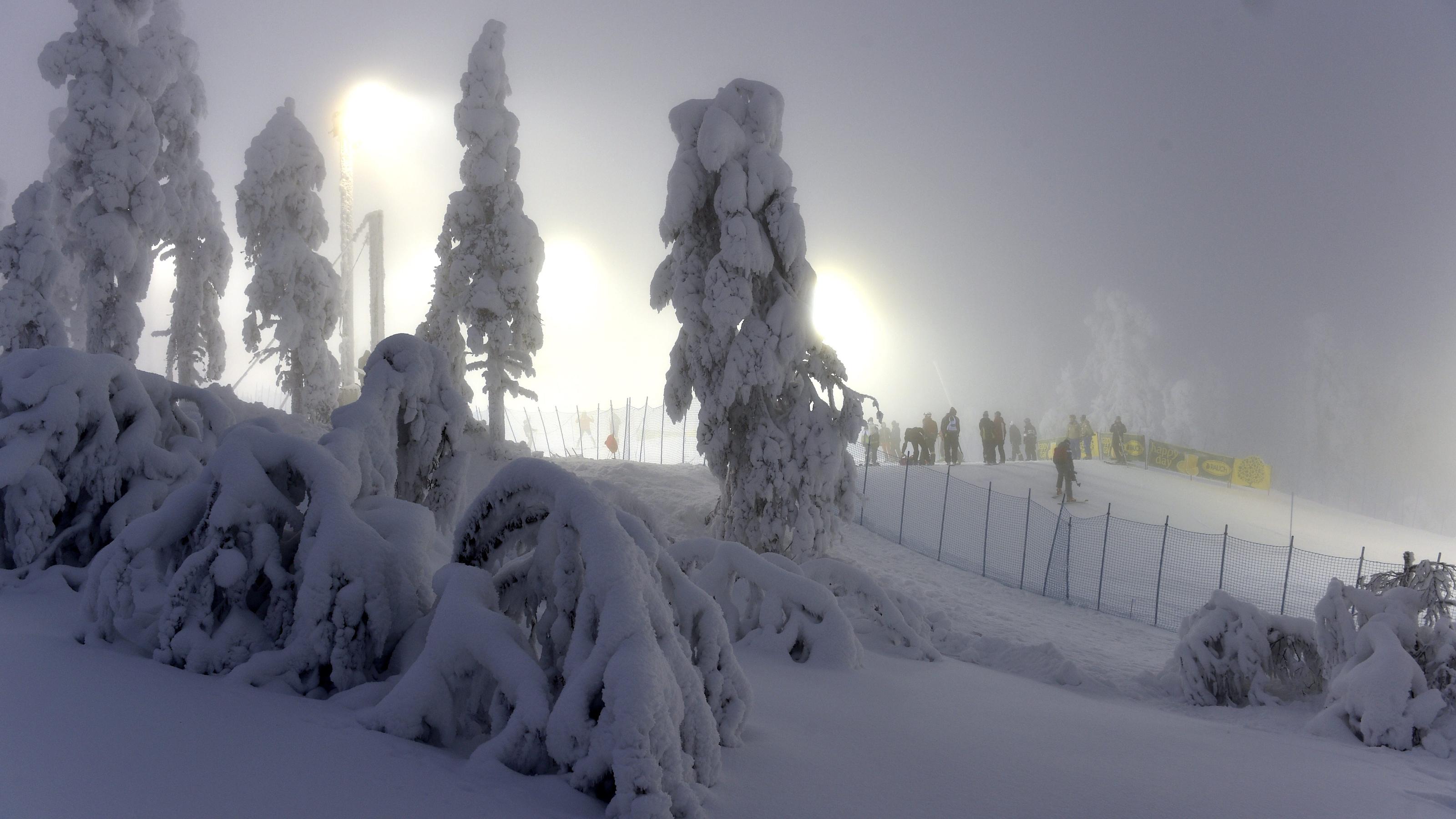 7-Tage-Wettertrend: Polarluft pünktlich zum 1. Advent - Glühweinwetter in Sicht Race marshals prepare the competition hill in the fog before the first run of the FIS Alpine Ski World Cup men s slalom race in Levi Ski Resort in Kittilä, Finnish Lapland on Sunday, 24th Nov., 2019. Kittilä Finland LKFTJK20191124103455FDCL PUBLICAT