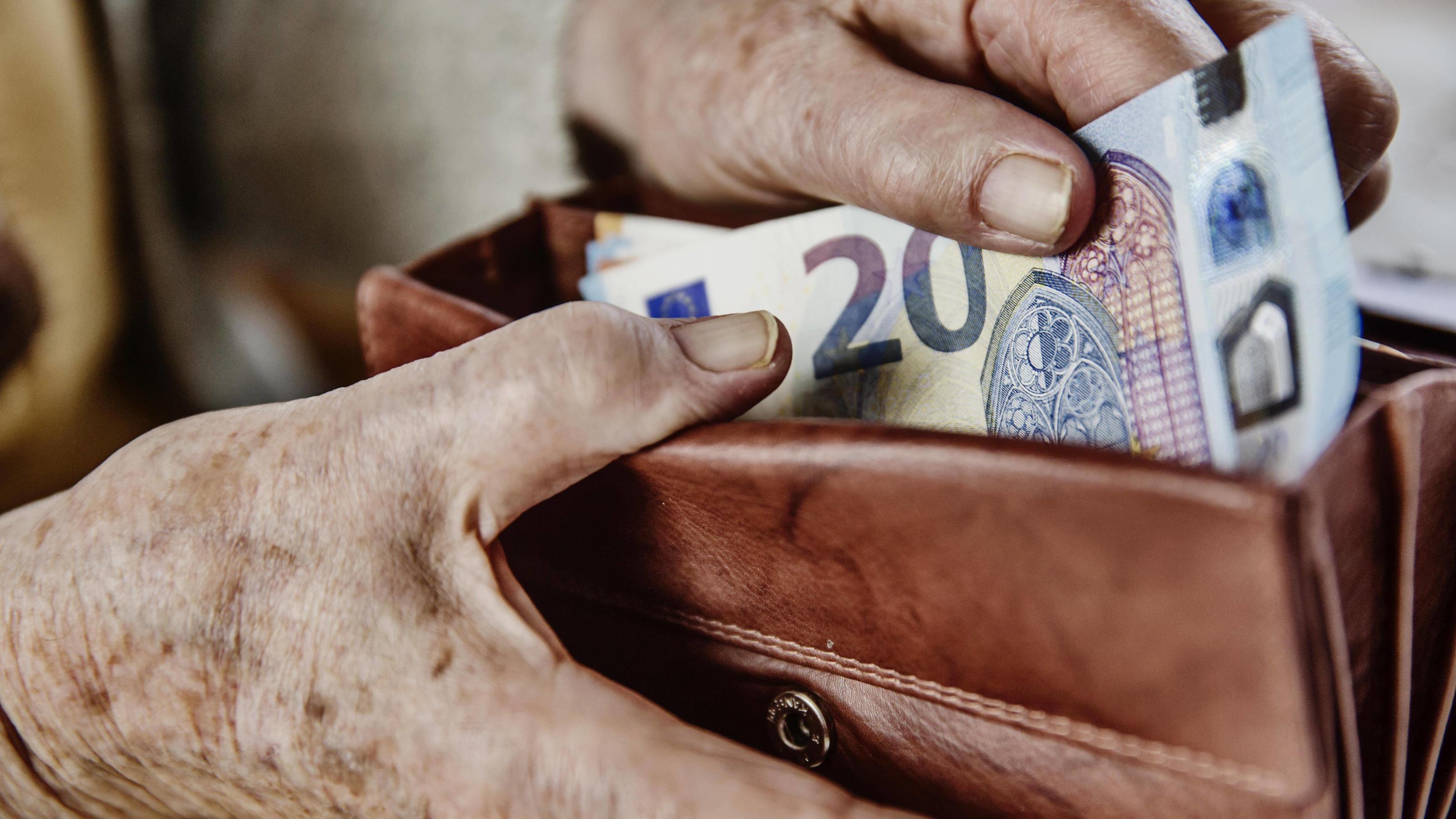 Das ändert sich zum 1. Juli für Verbraucher Seniorin zieht einen 20 Euro Schein aus ihrem Portemonnaie, Deutschland, Europa *** A 20 Euro Bill citizen pulls out her wallet Germany Europe Copyright: imageBROKER/JanxTepass ibxjte04634737.jpg Bitte beachten Sie die gesetzlichen Bestimmungen des