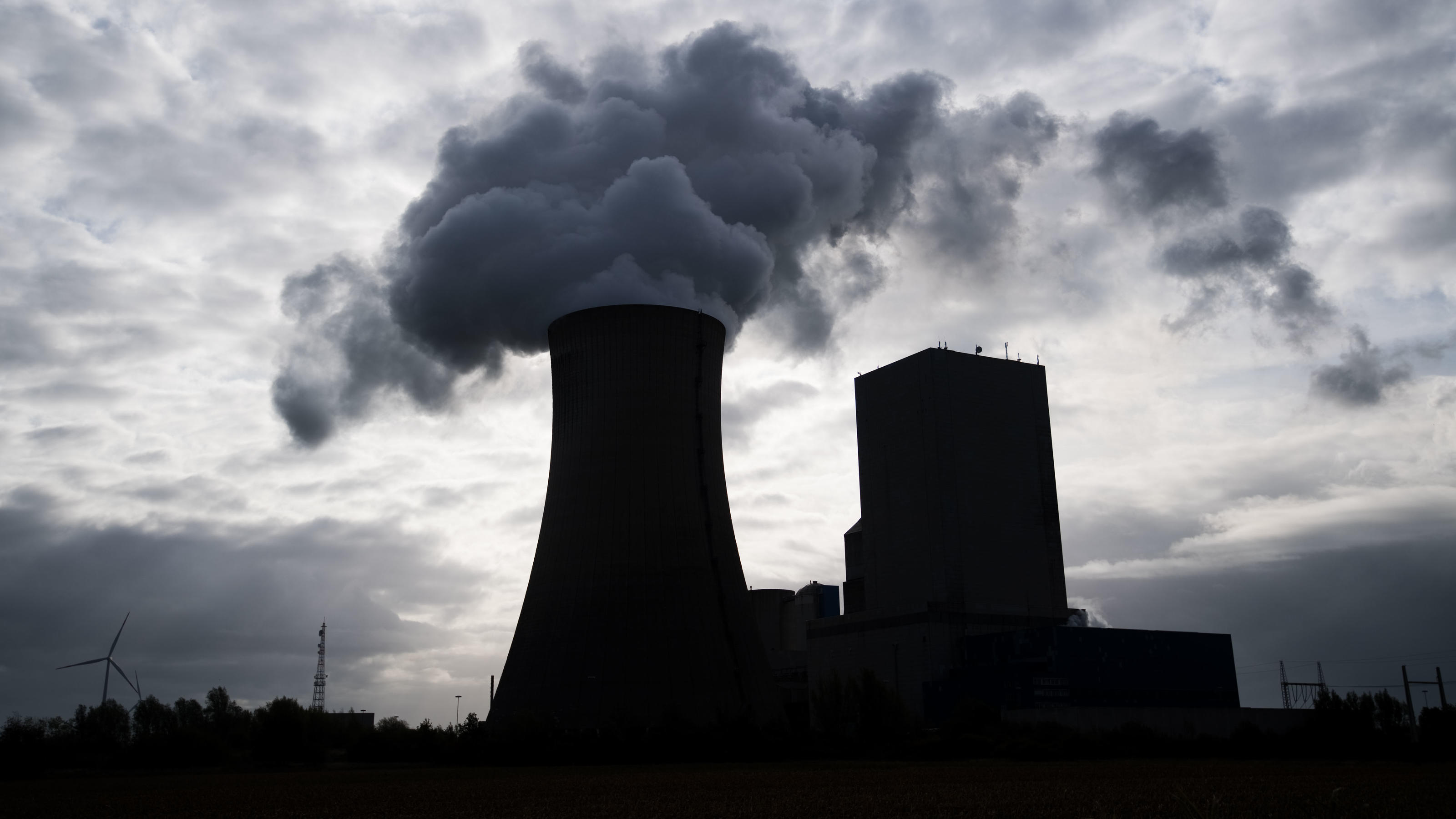 Wetterlexikon: CO2-Budget ARCHIV - 19.09.2019, Niedersachsen, Hohenhameln: Dampf steigt vom Kohlekraftwerk Mehrum auf. (Zu dpa