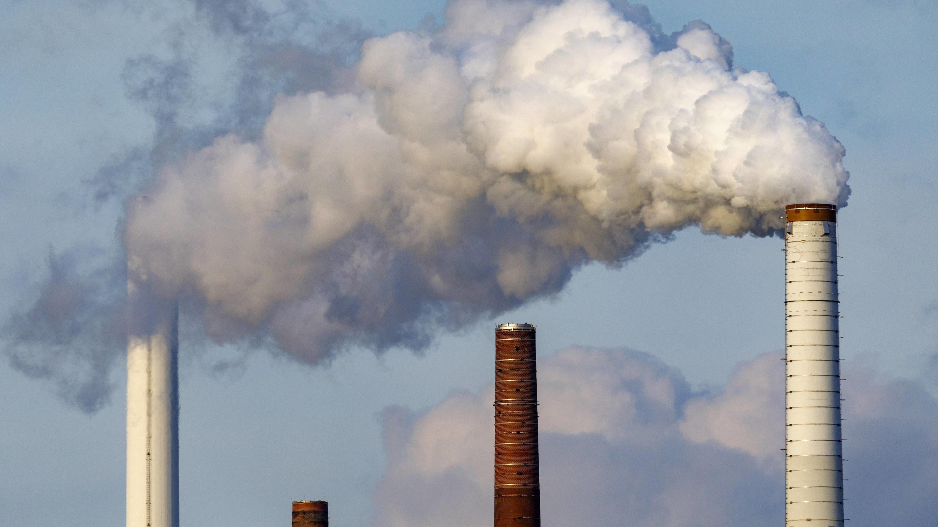 Wetterlexikon: CO2-Emissionsrechtehandel Schornsteine an der Shell Rheinland Raffinerie in Godorf. Köln, 30.01.2019 *** Chimneys at the Shell Rheinland refinery in Godorf Cologne 30 01 2019 Foto:xC.xHardtx/xFuturexImage