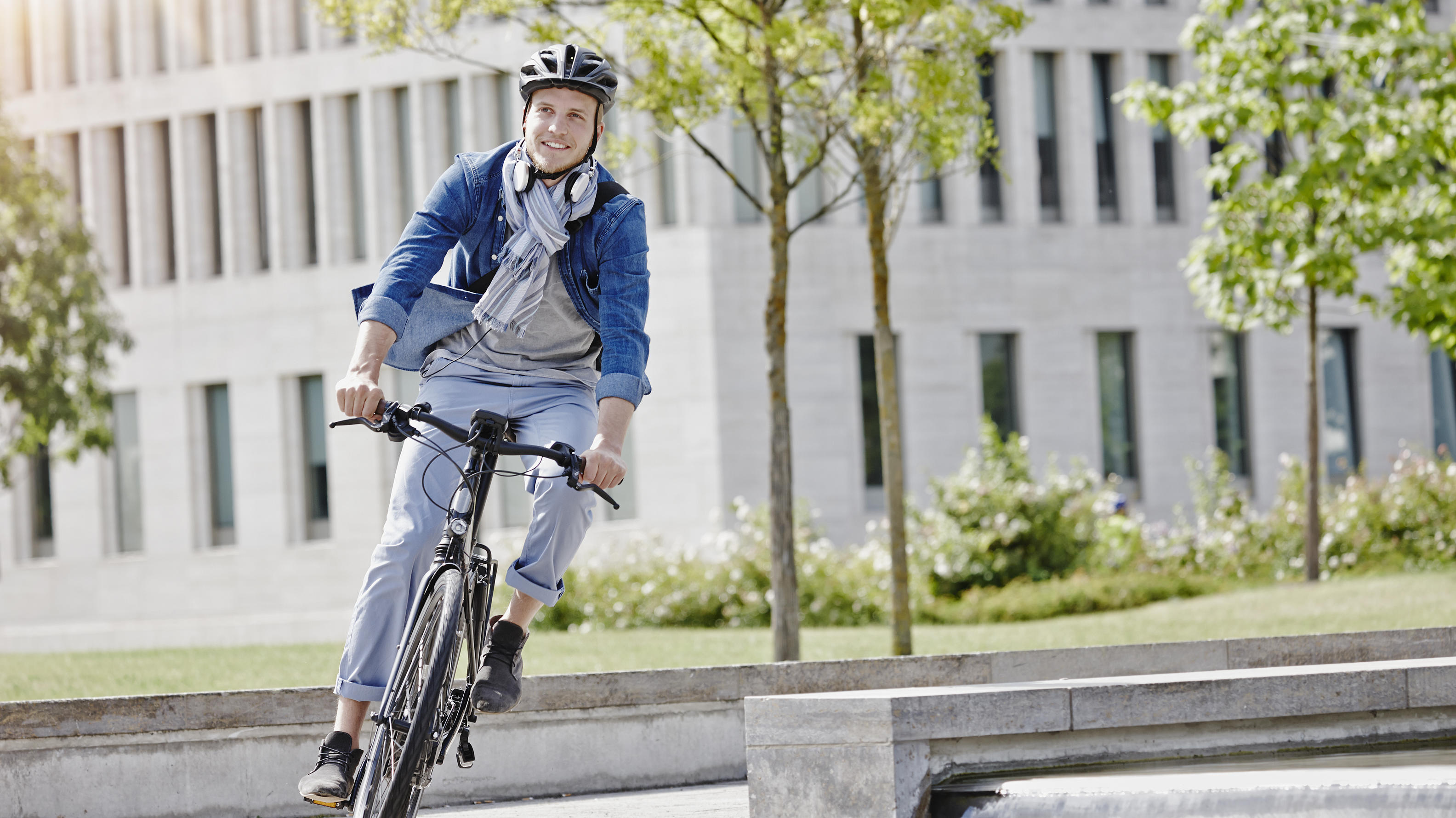 E-Bike-Entscheidungshilfe: Mit diesen Modellen fahren Sie gut! Student on his e-bike at Goethe University in Frankfurt, Germany model released Symbolfoto property released PUBLICATIONxINxGERxSUIxAUTxHUNxONLY RORF01954
