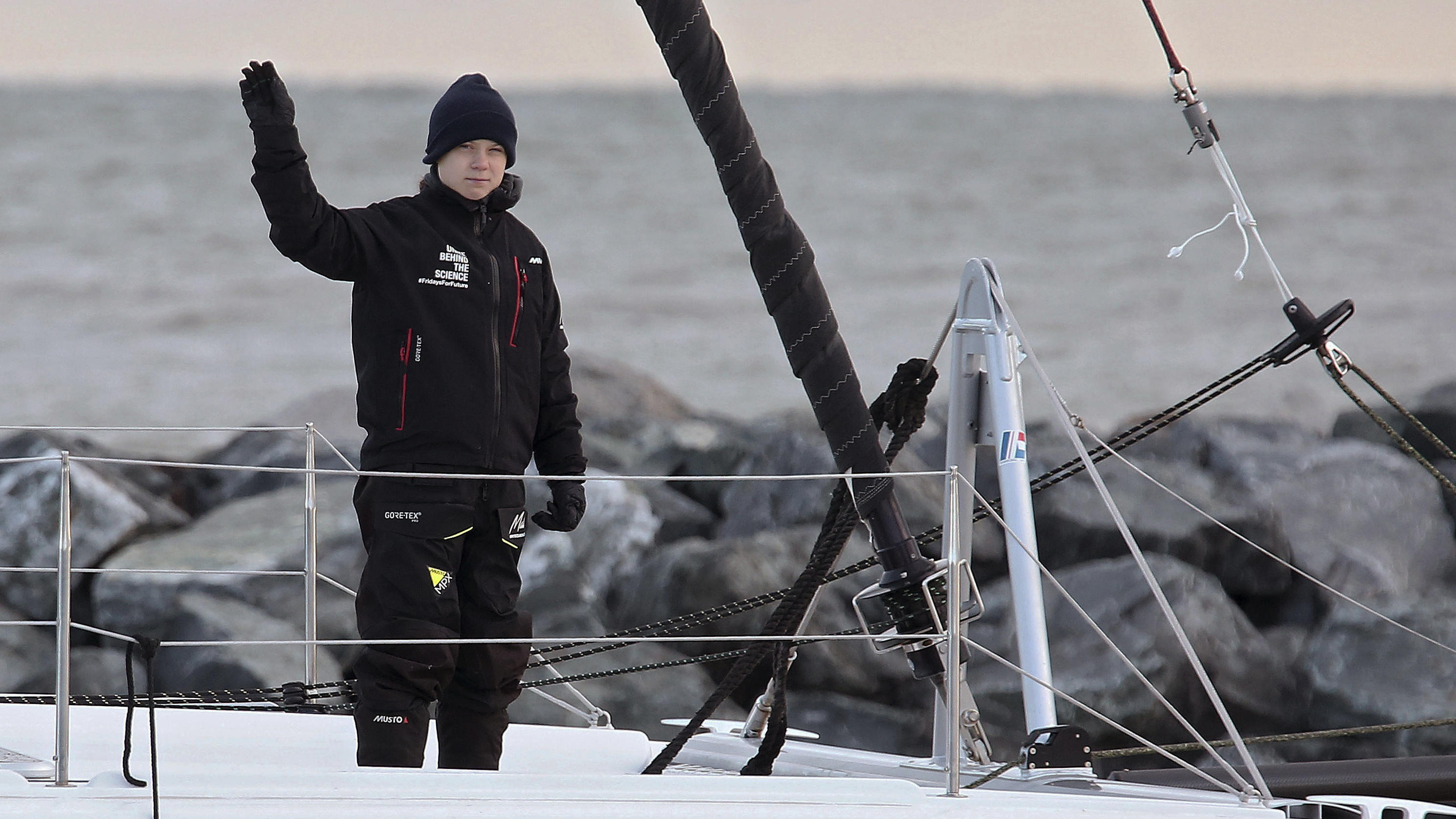 Greta Thunberg auf dem Weg zur Klimakonferenz: Greta Thunberg steht an Bord des Katamarans «La Vagabonde» und winkt. (zu dpa